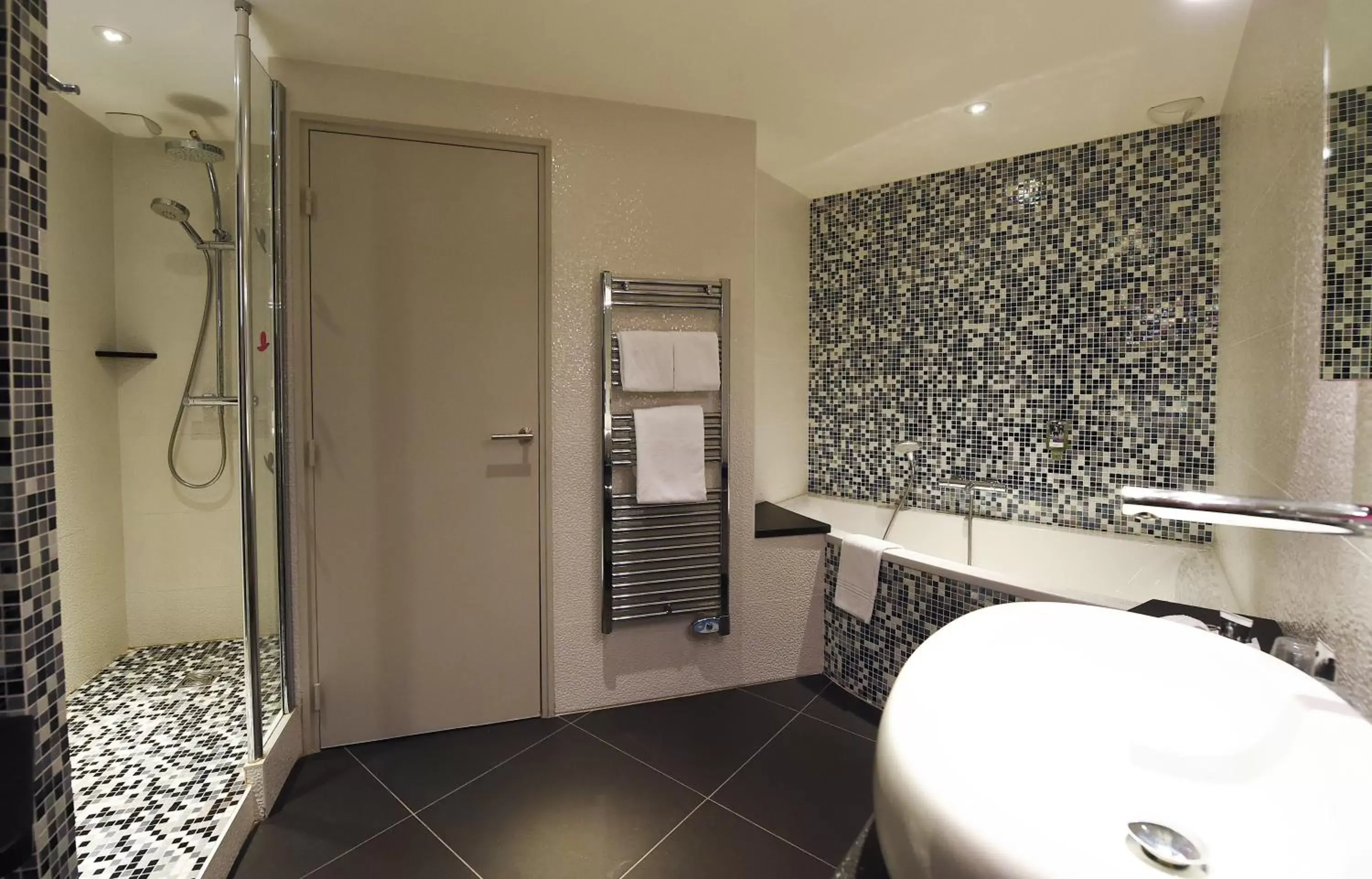 Bathroom in Mercure Dijon Centre Clemenceau