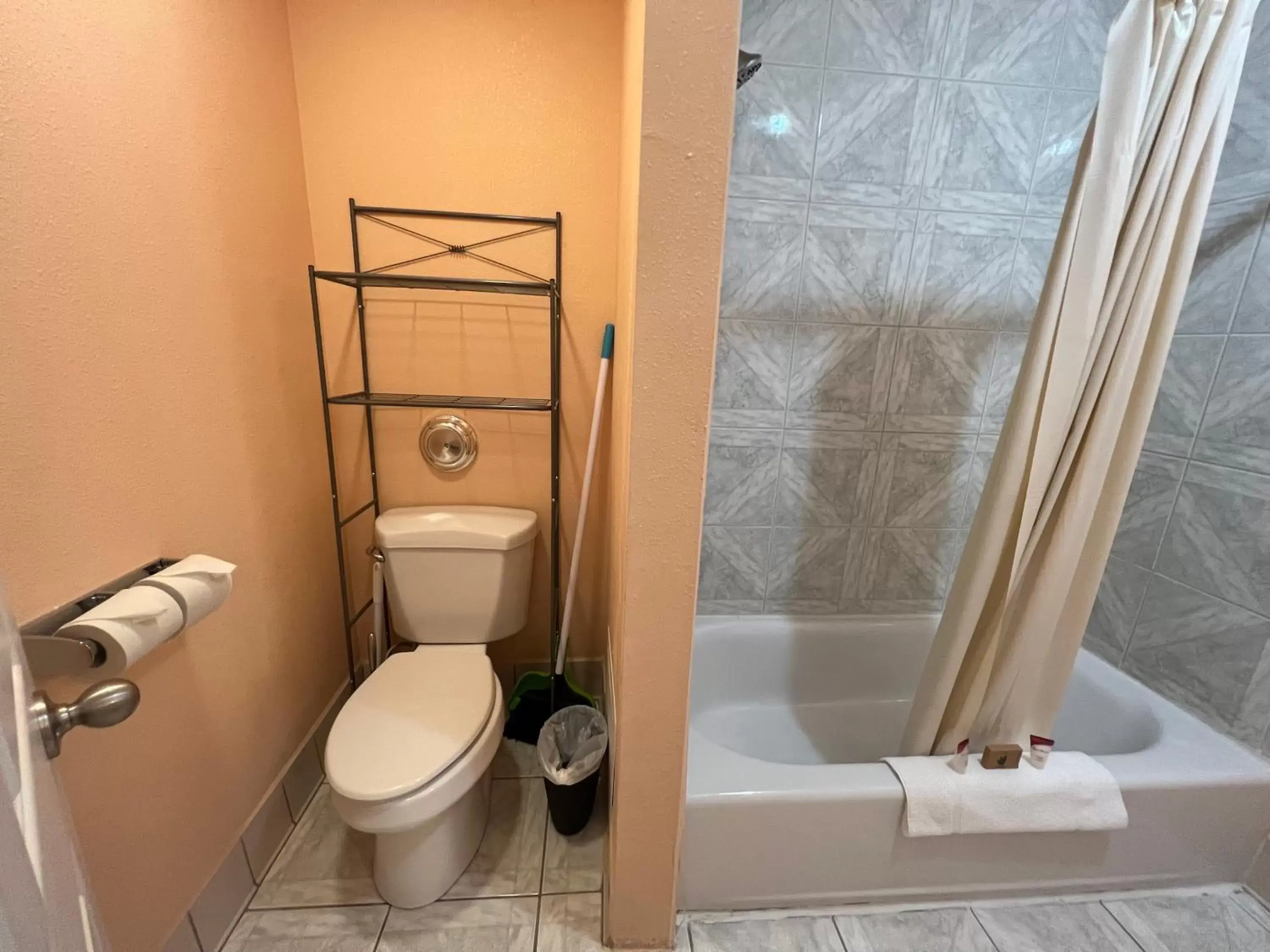 Bathroom in Frazier View Motel