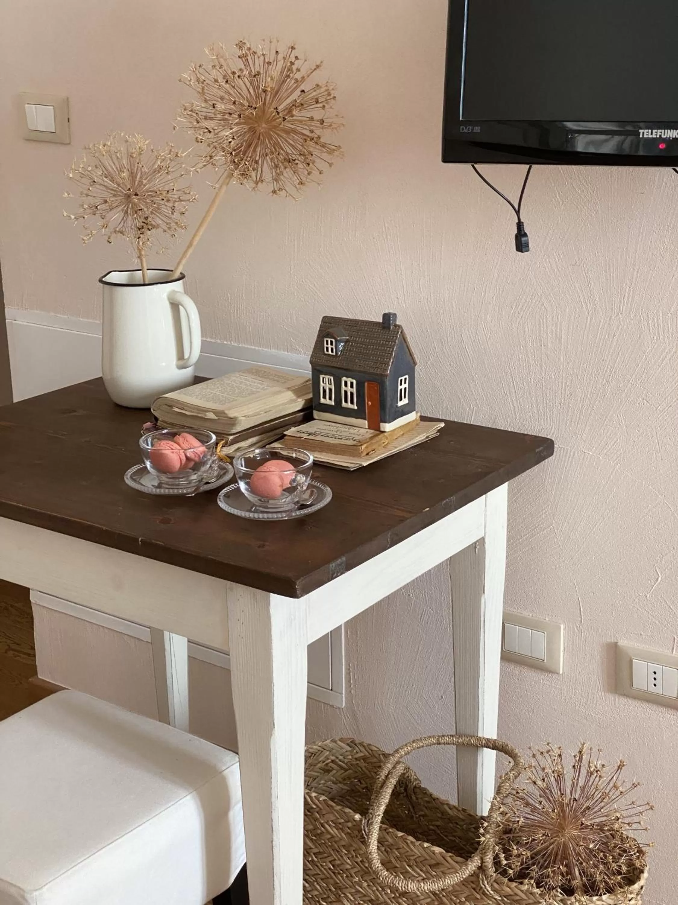 TV/Entertainment Center in B&B MELLONI STREET