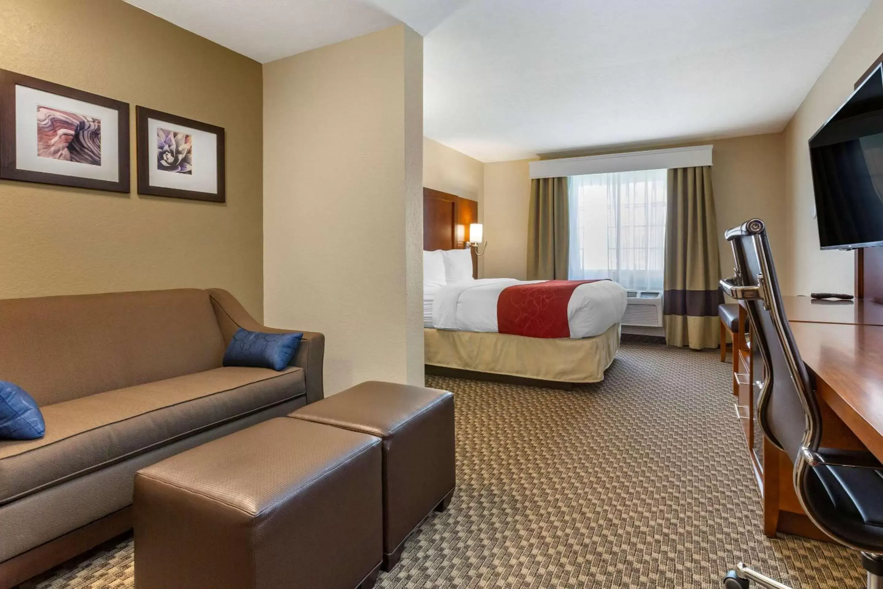 Photo of the whole room in Comfort Suites Phoenix Airport