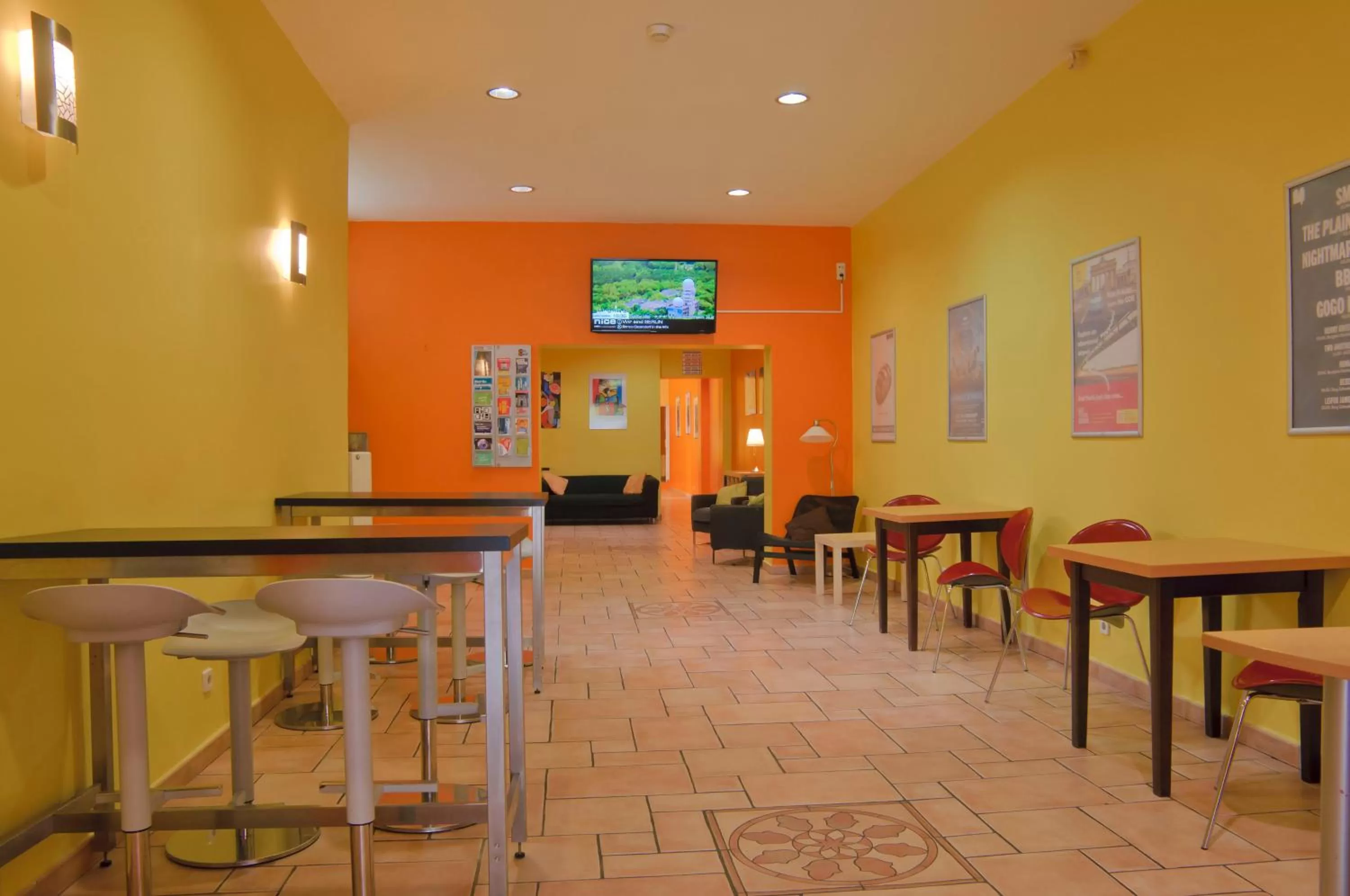 Communal lounge/ TV room in Happy Hotel Berlin