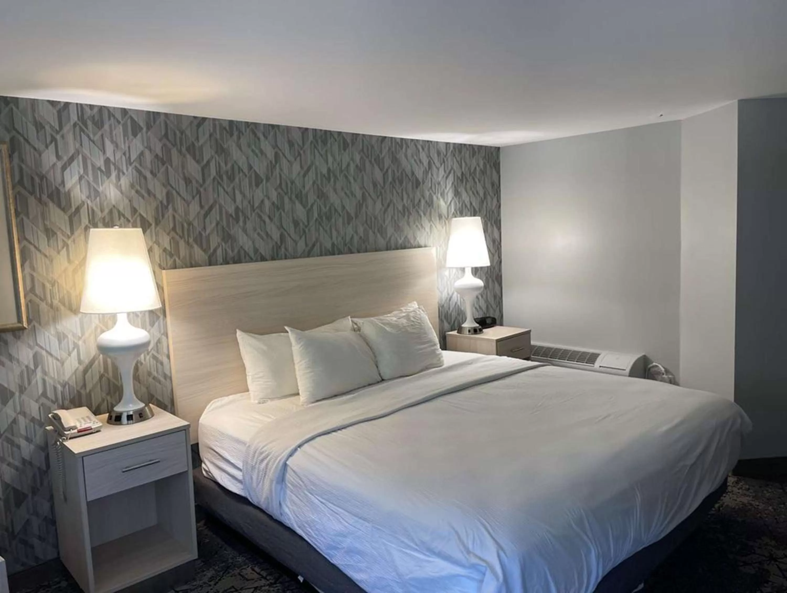 Bedroom, Bed in Woodwards White Mountain Resort, BW Signature Collection