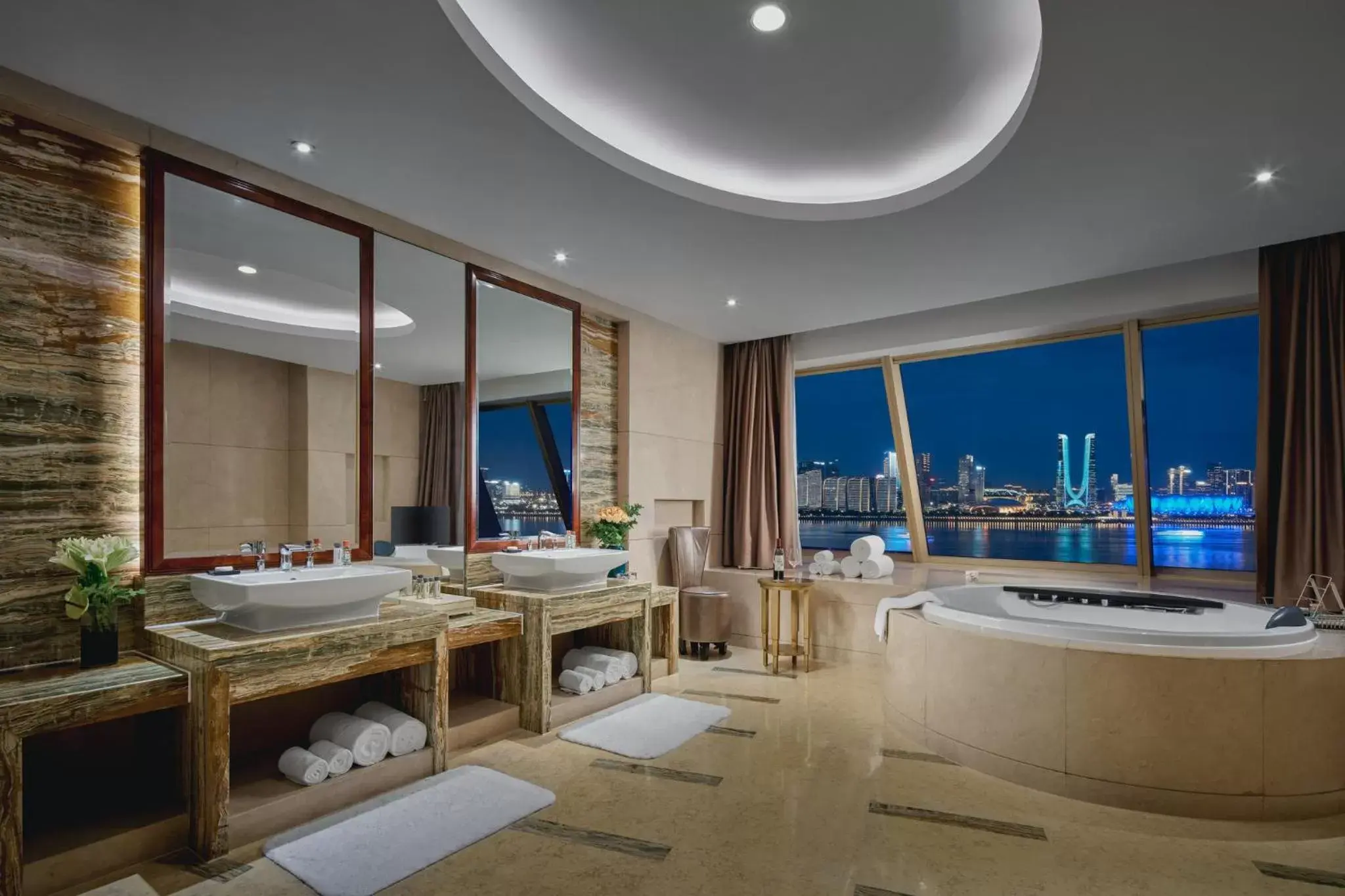 Photo of the whole room, Bathroom in InterContinental Hangzhou, an IHG Hotel
