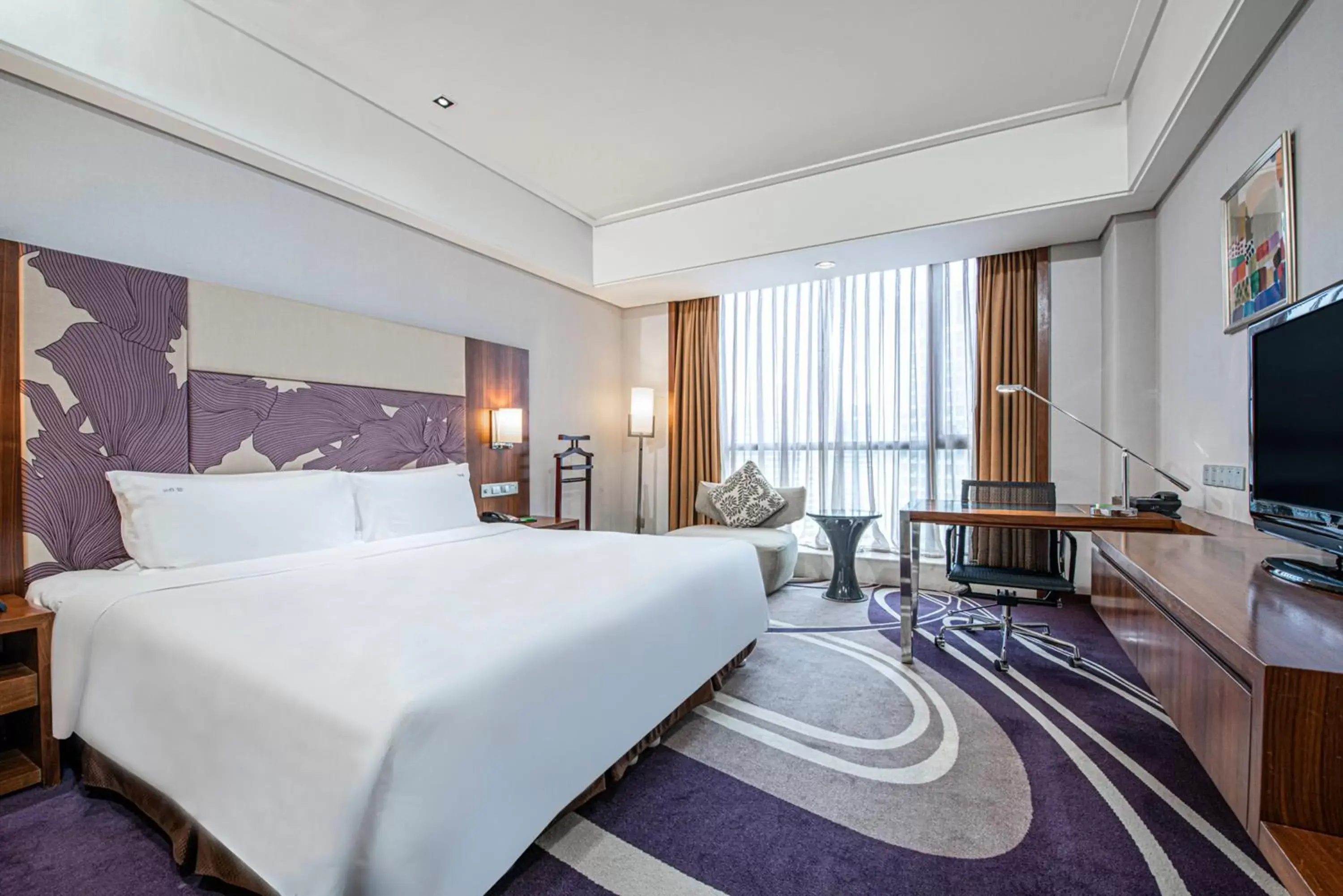 Bed in Holiday Inn Qingdao City Center, an IHG Hotel - Shopping MALL