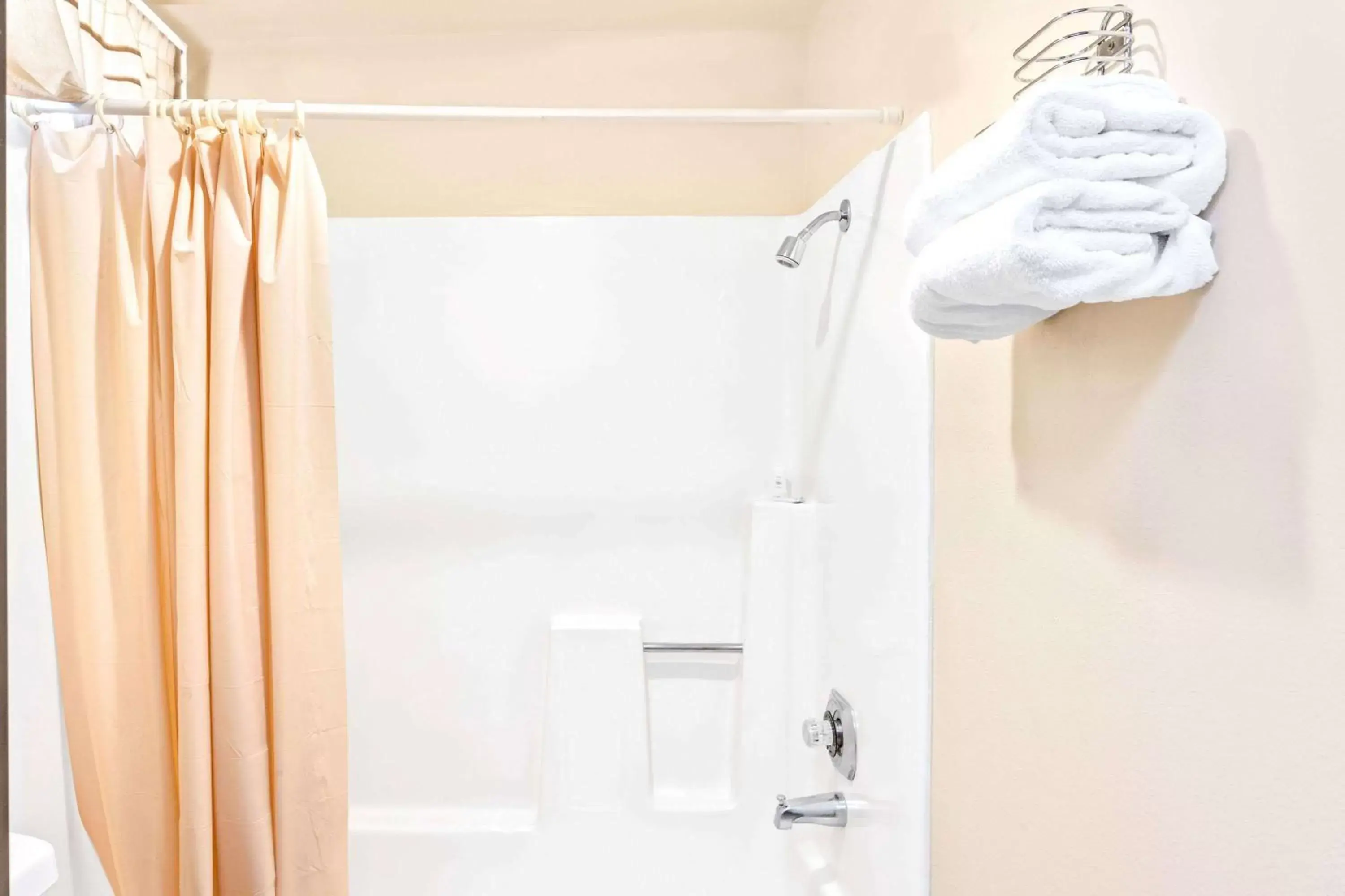 Photo of the whole room, Bathroom in Vantage Point Inn - Woodland Hills