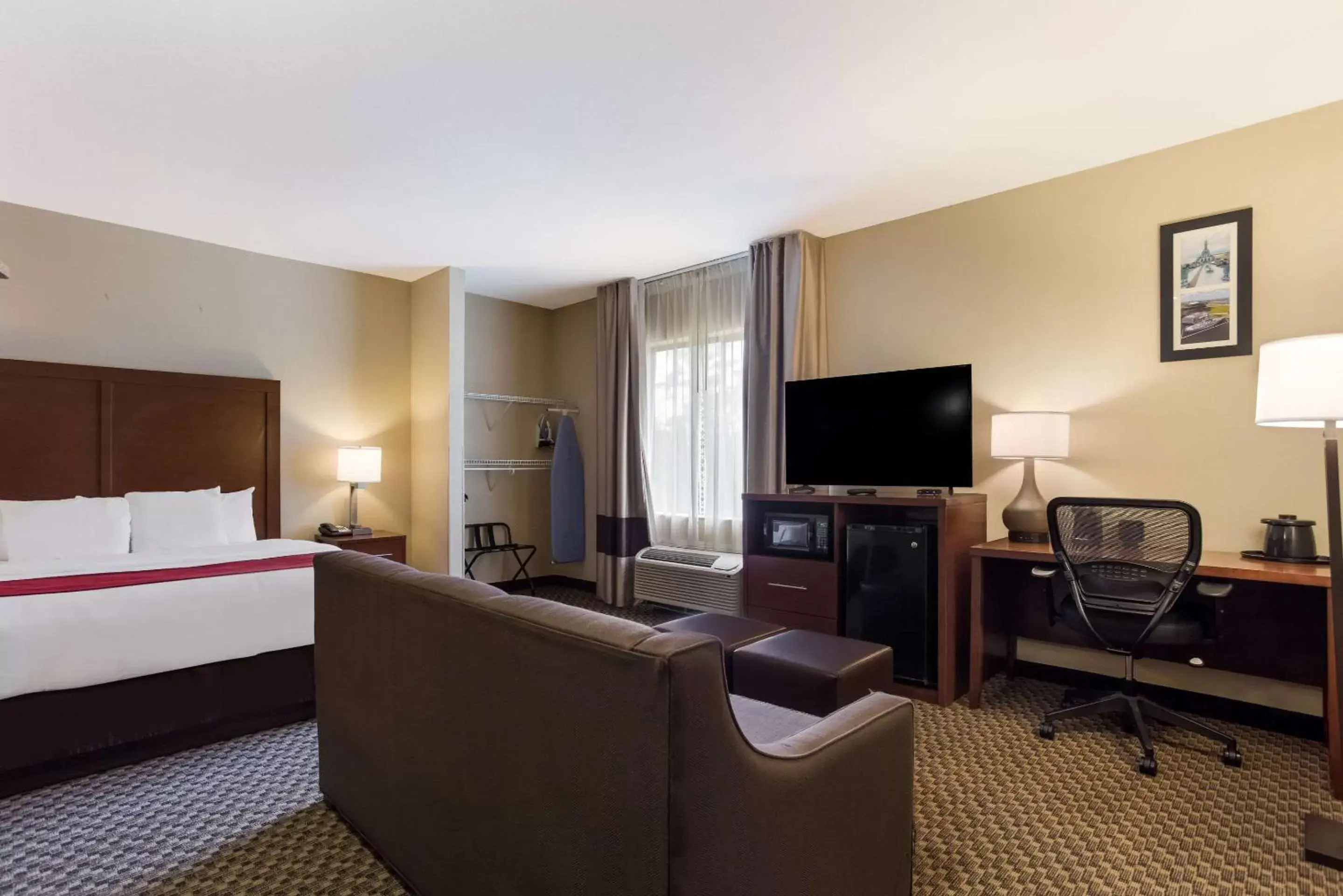 Bedroom, Seating Area in Comfort Suites North Mobile