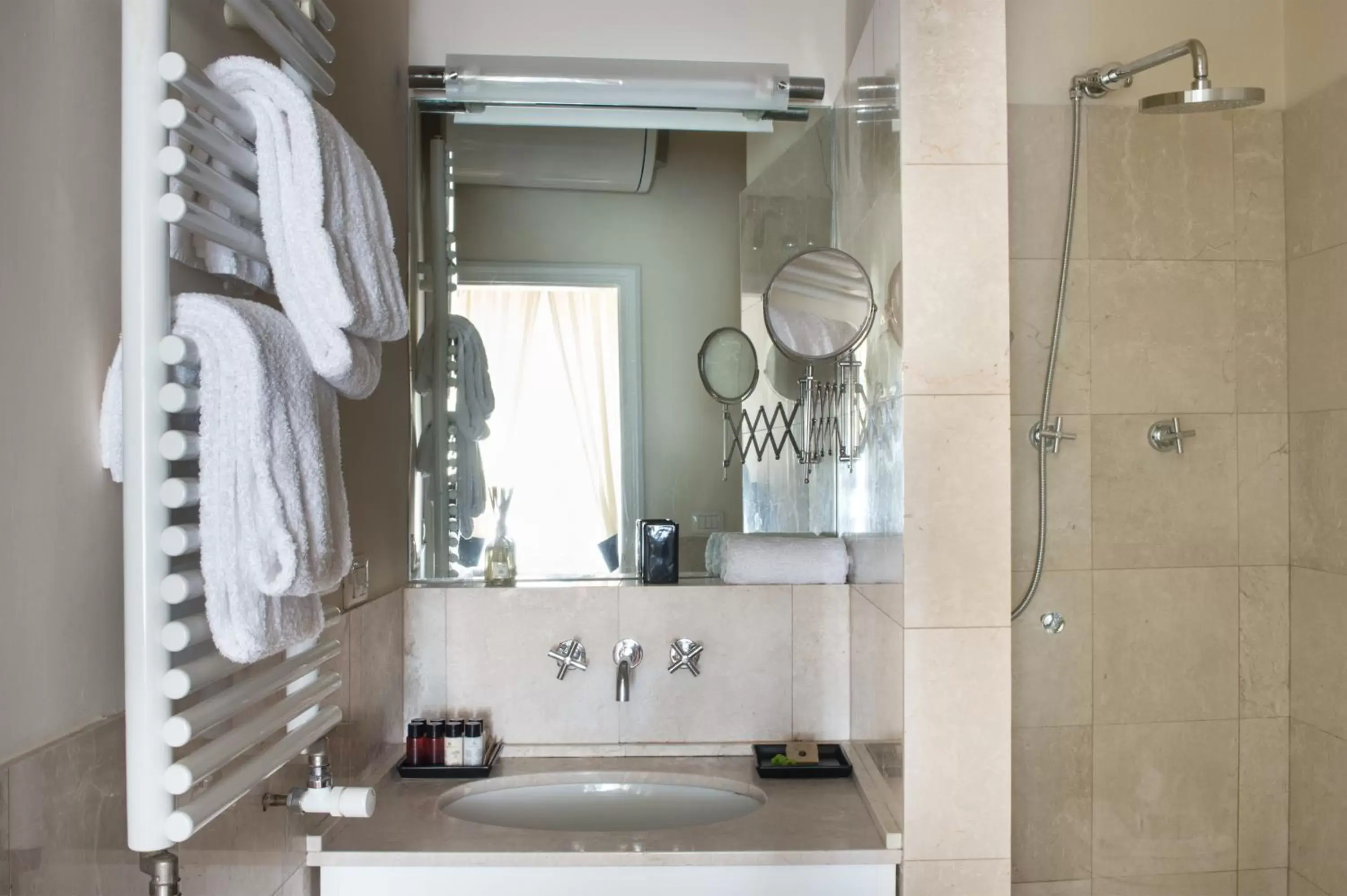 Shower, Bathroom in Tornabuoni Suites Collection Residenza D'Epoca