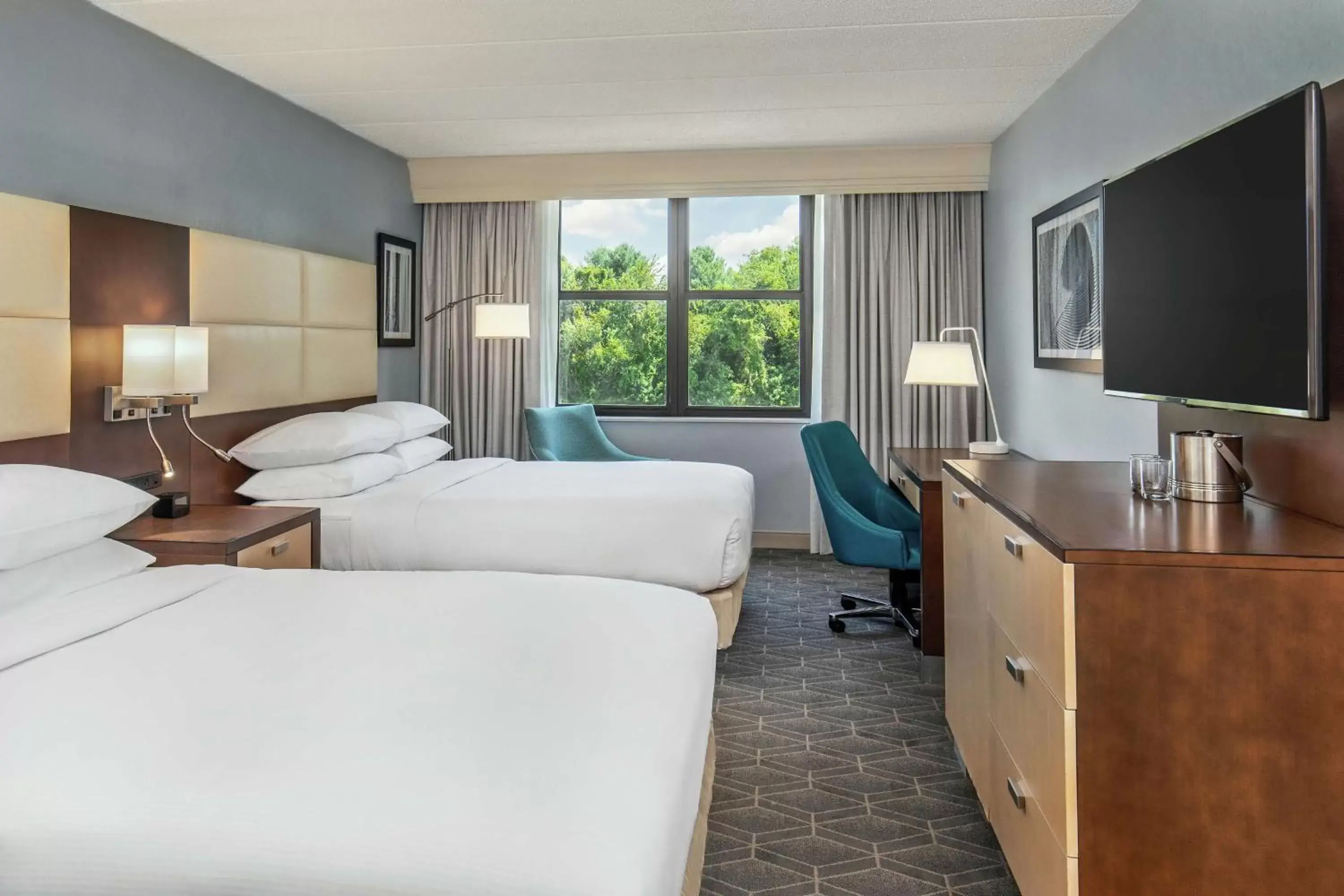 Bedroom, TV/Entertainment Center in DoubleTree by Hilton Columbia