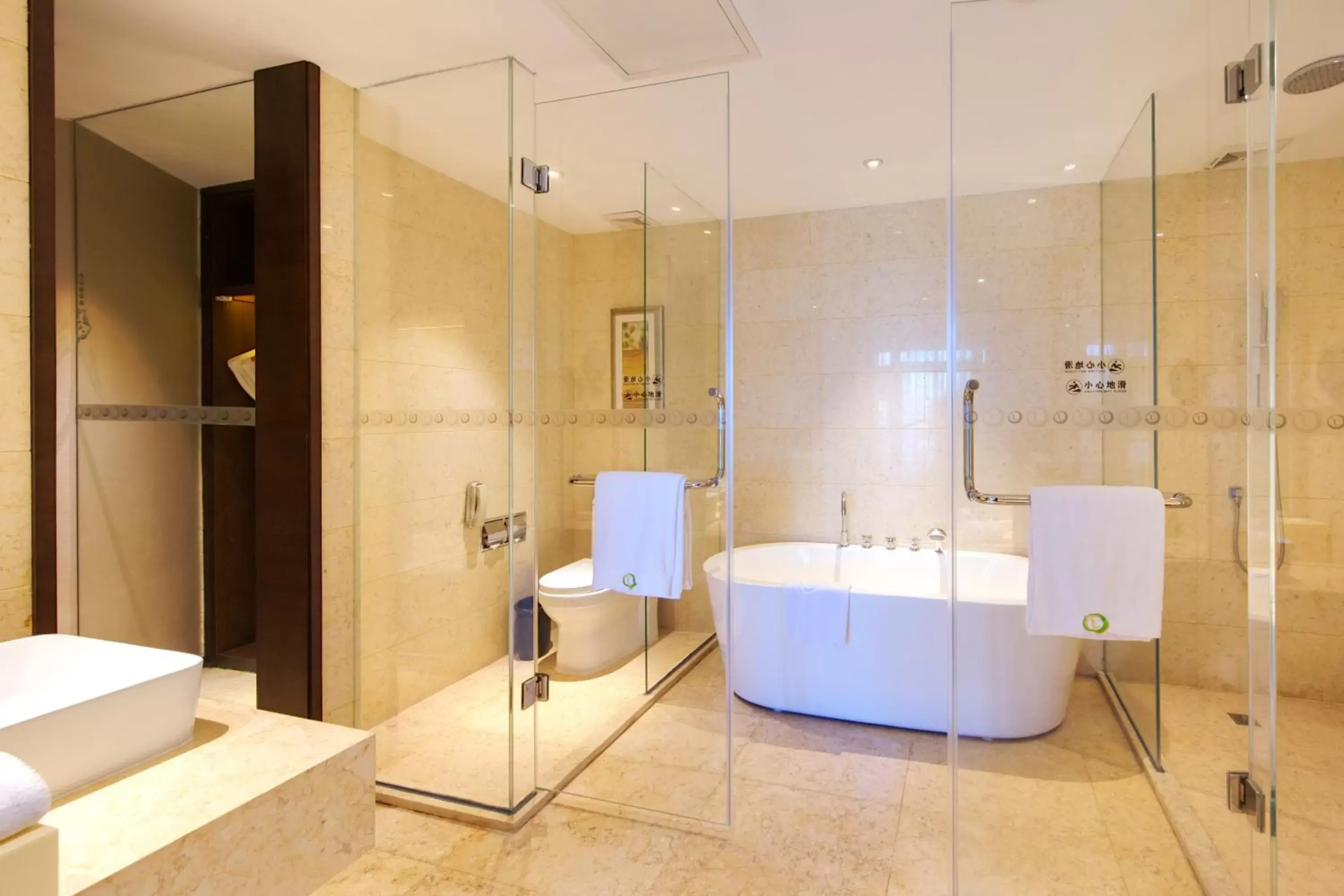 Photo of the whole room, Bathroom in Lia Charlton Hotel Shenzhen