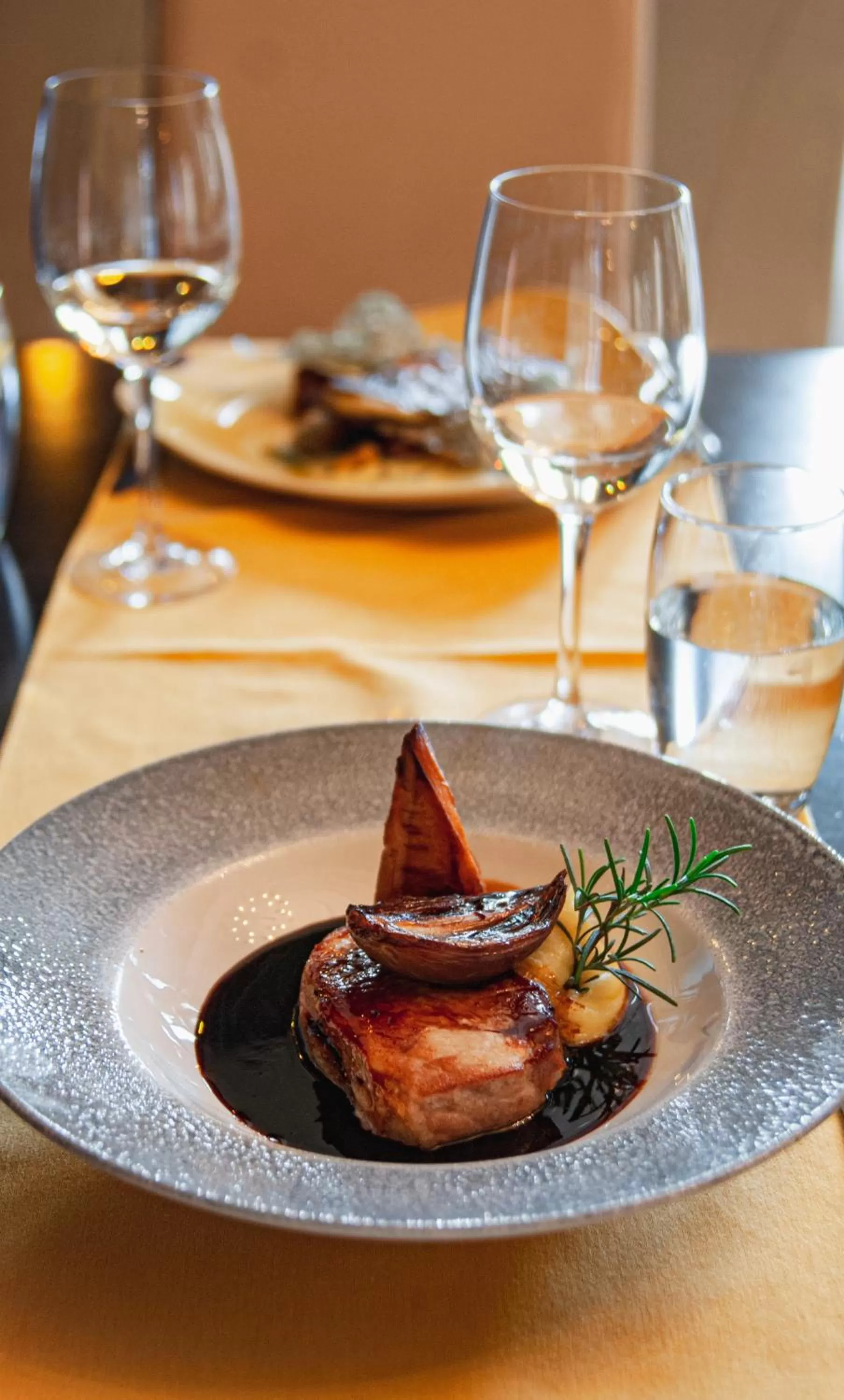 Restaurant/places to eat in Trenython Manor Resort