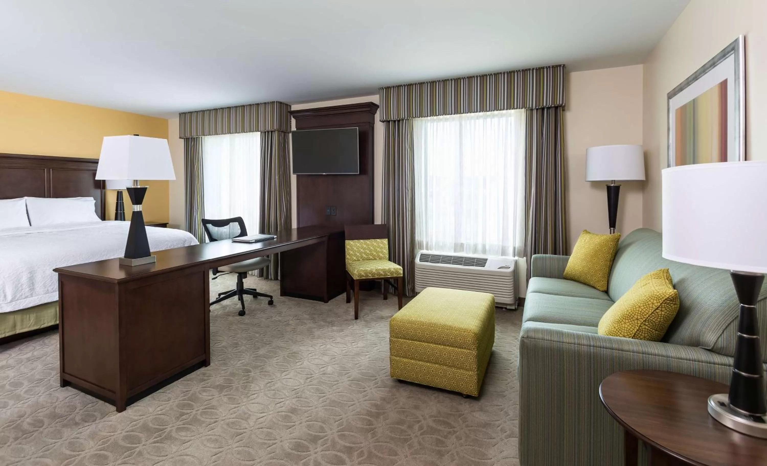 Bed in Hampton Inn & Suites Philadelphia Montgomeryville
