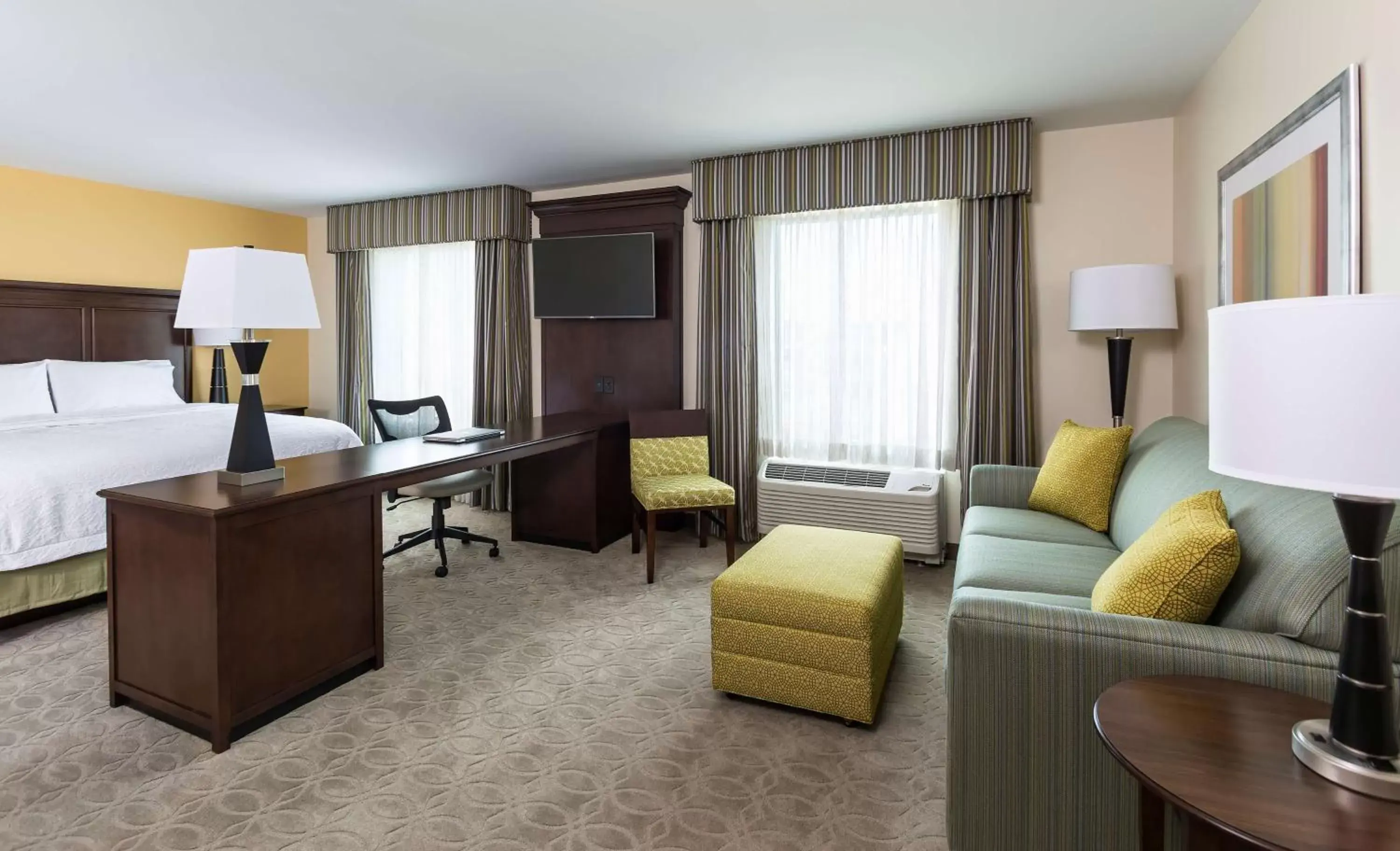 Bed, Seating Area in Hampton Inn & Suites Philadelphia Montgomeryville
