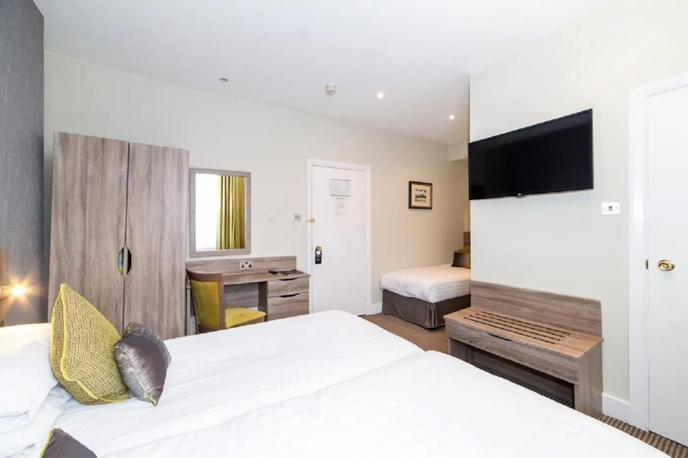 Bedroom, Bed in Phoenix Hotel