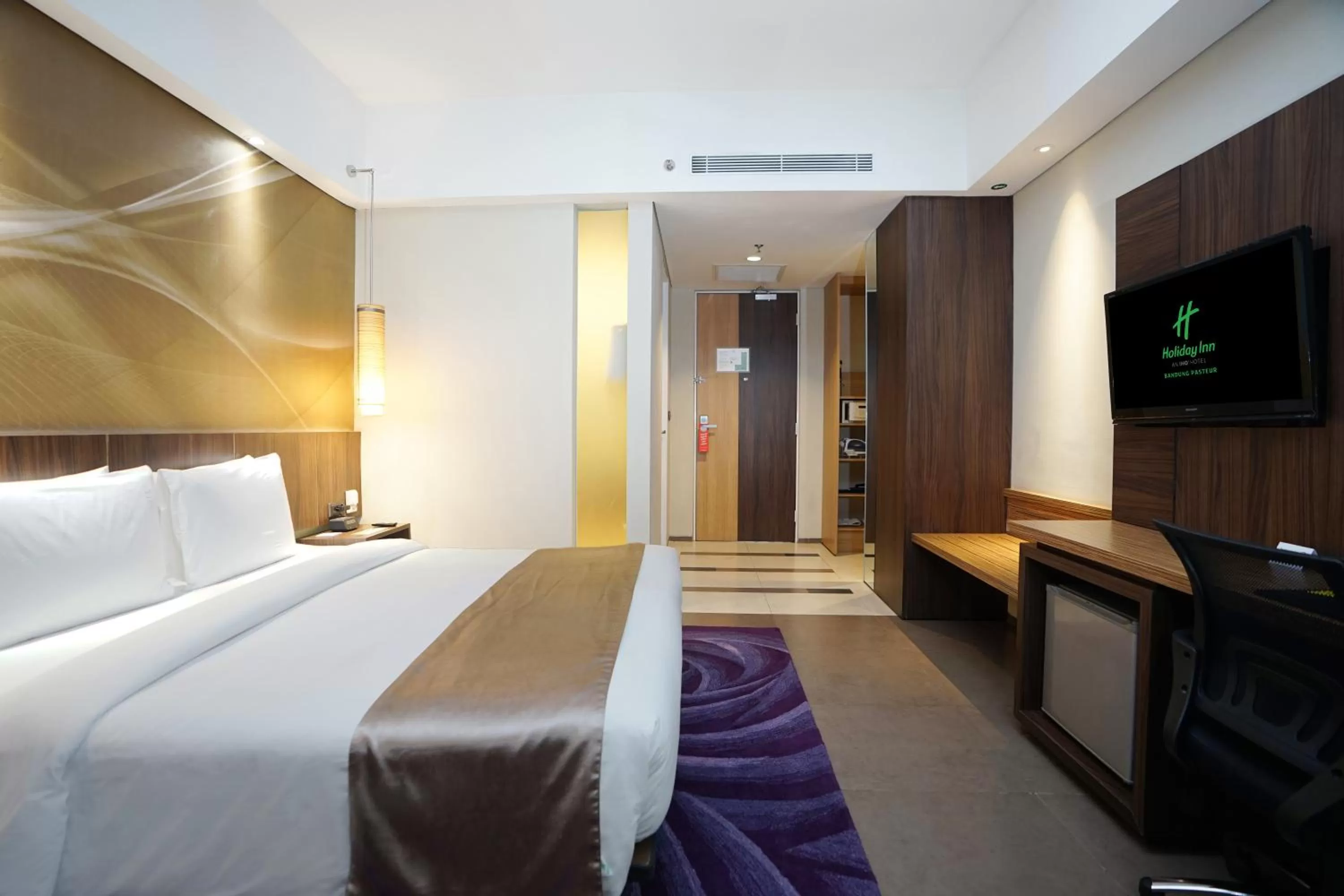 Bed in Holiday Inn Bandung Pasteur by IHG