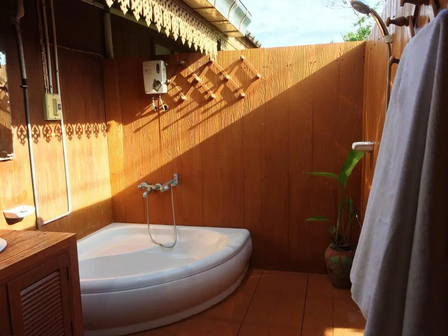 Shower, Bathroom in Ruen Thai Rim Haad Resort