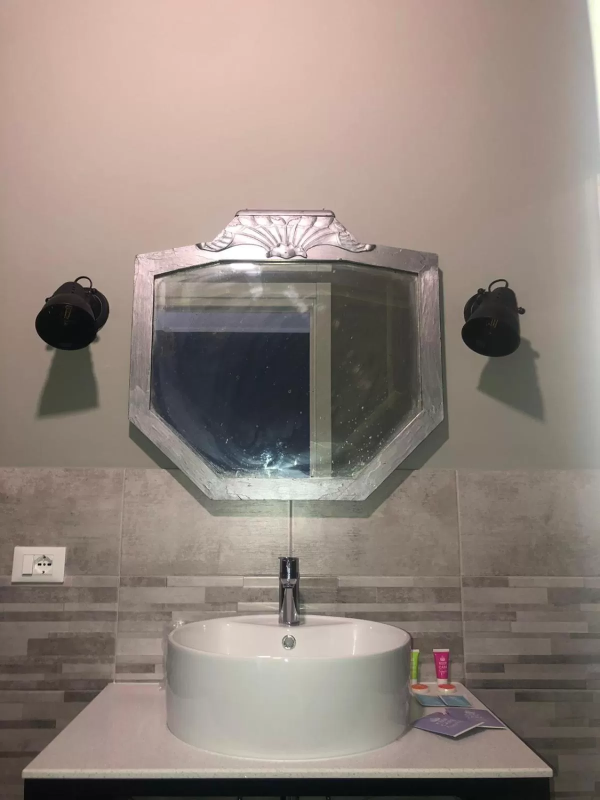 Toilet in GLEM rooms & breakfast