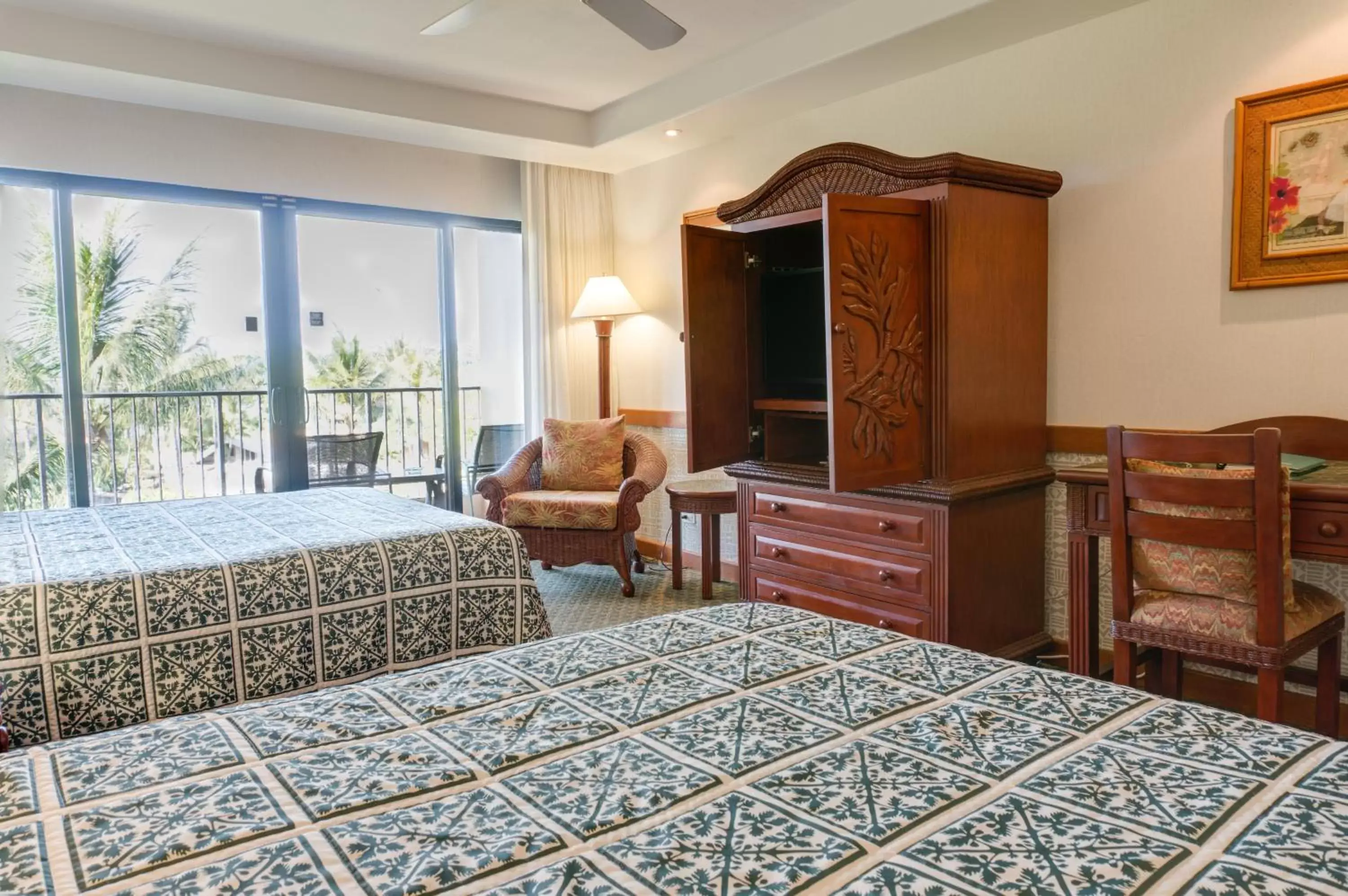 Bed in OUTRIGGER Kāʻanapali Beach Resort