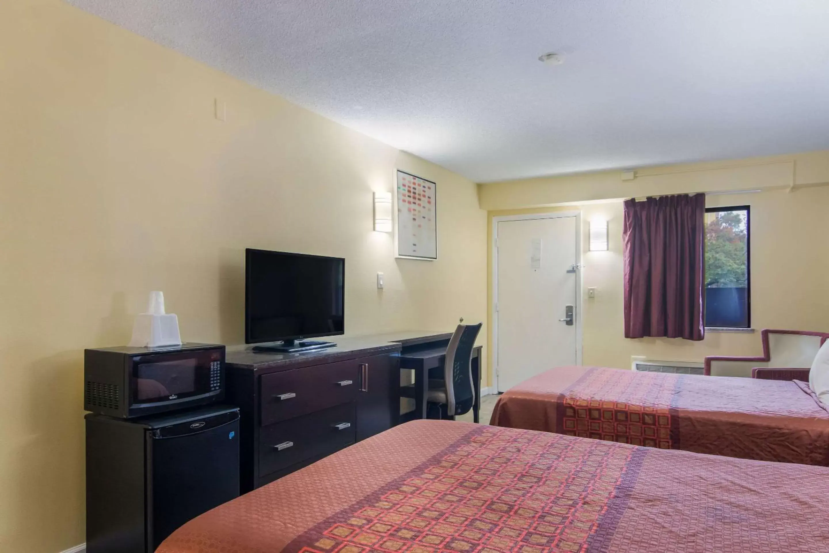 Photo of the whole room, TV/Entertainment Center in Rodeway Inn & Suites Monroeville-Pittsburgh