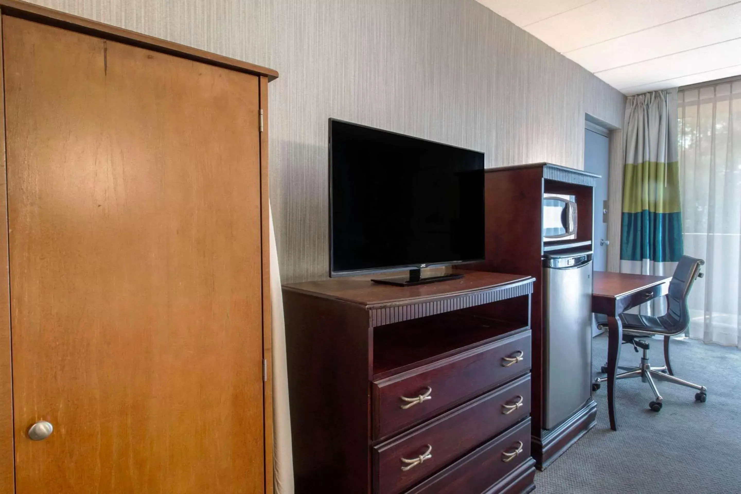 Photo of the whole room, TV/Entertainment Center in Quality Inn West Springfield