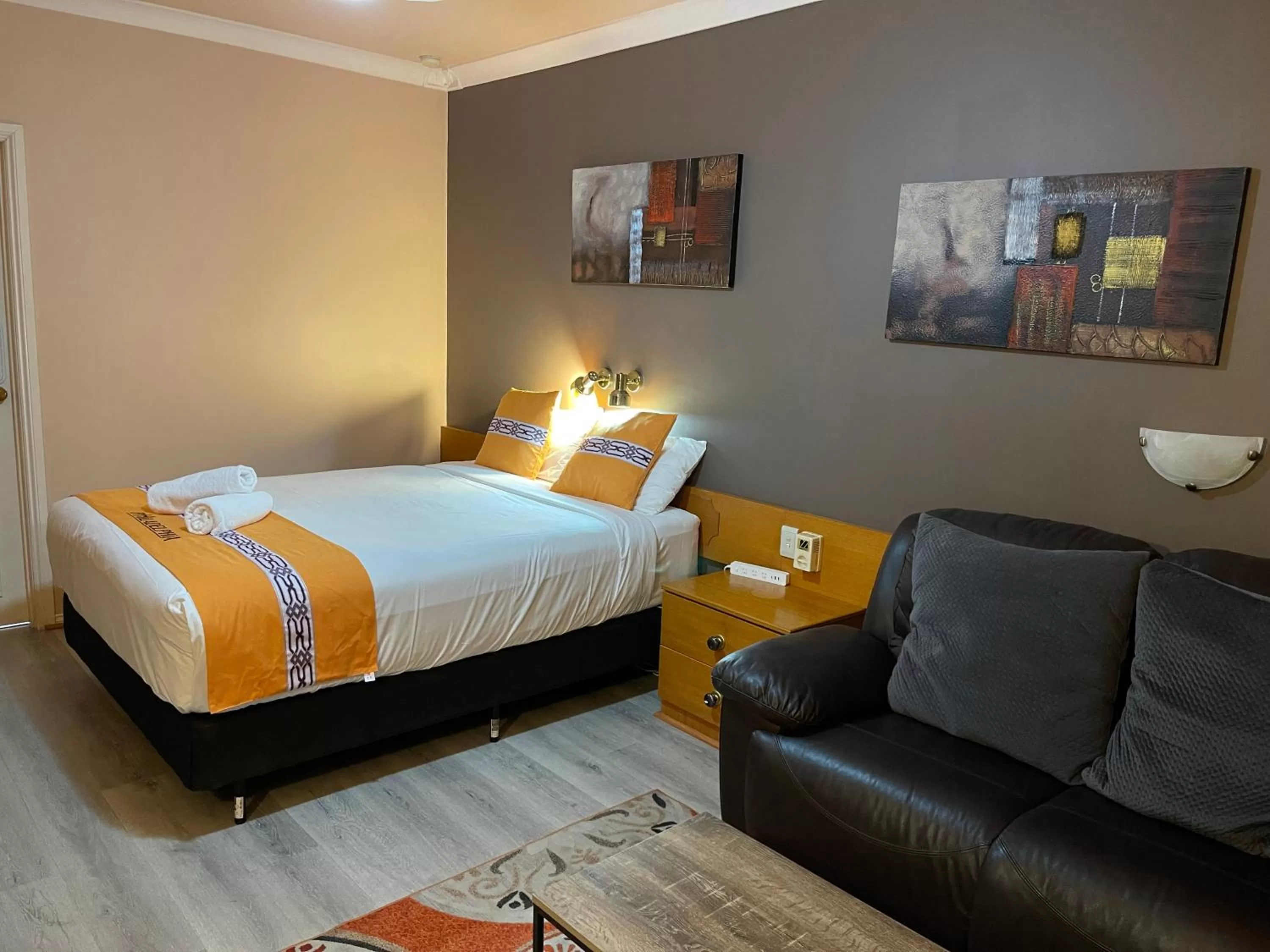 Queen Room with Spa Bath in Philadelphia Motor Inn