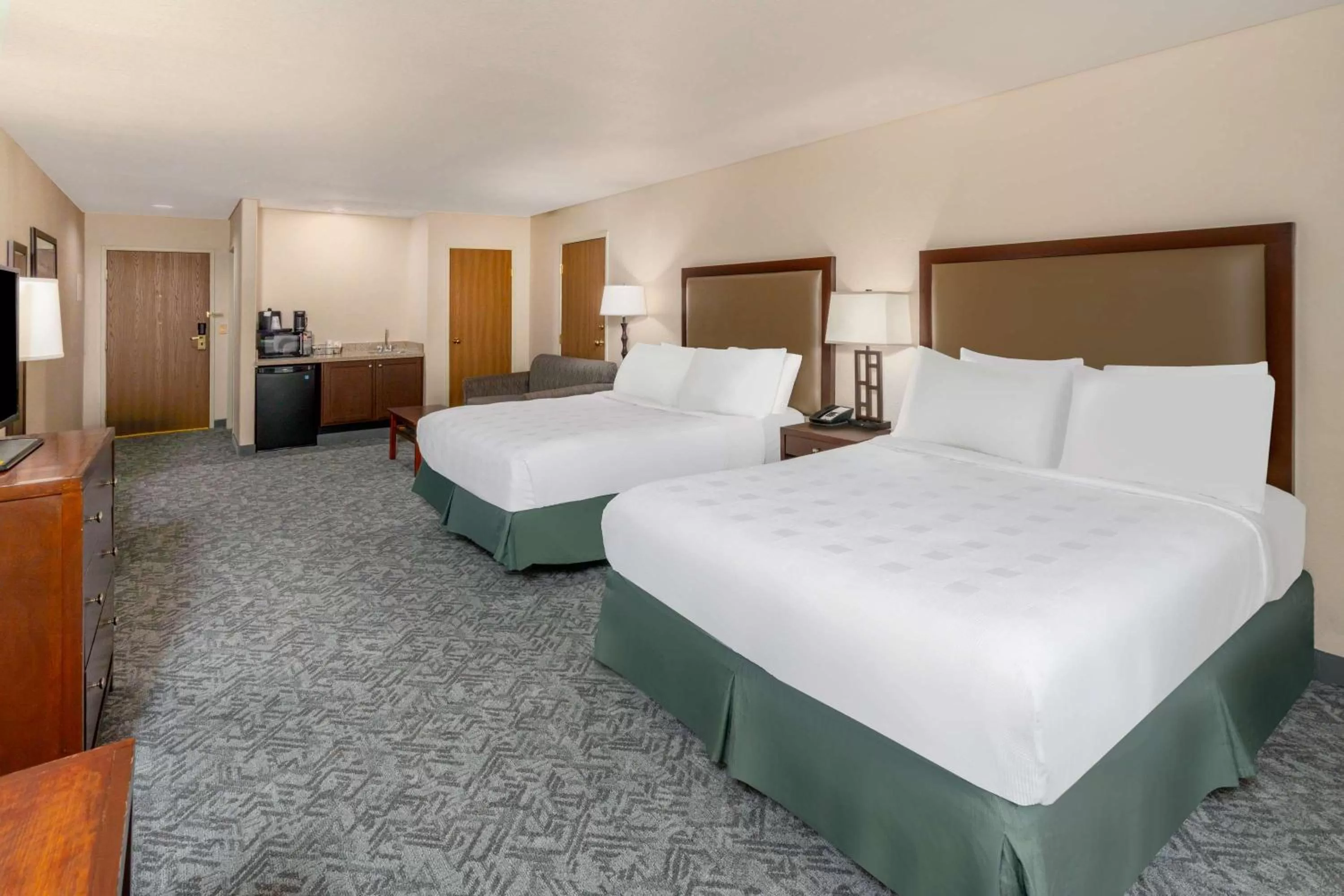 Queen Room with Two Queen Beds and Bath Tub - Mobility Accessible/Non-Smoking in Best Western Plus Eagle-Vail Valley