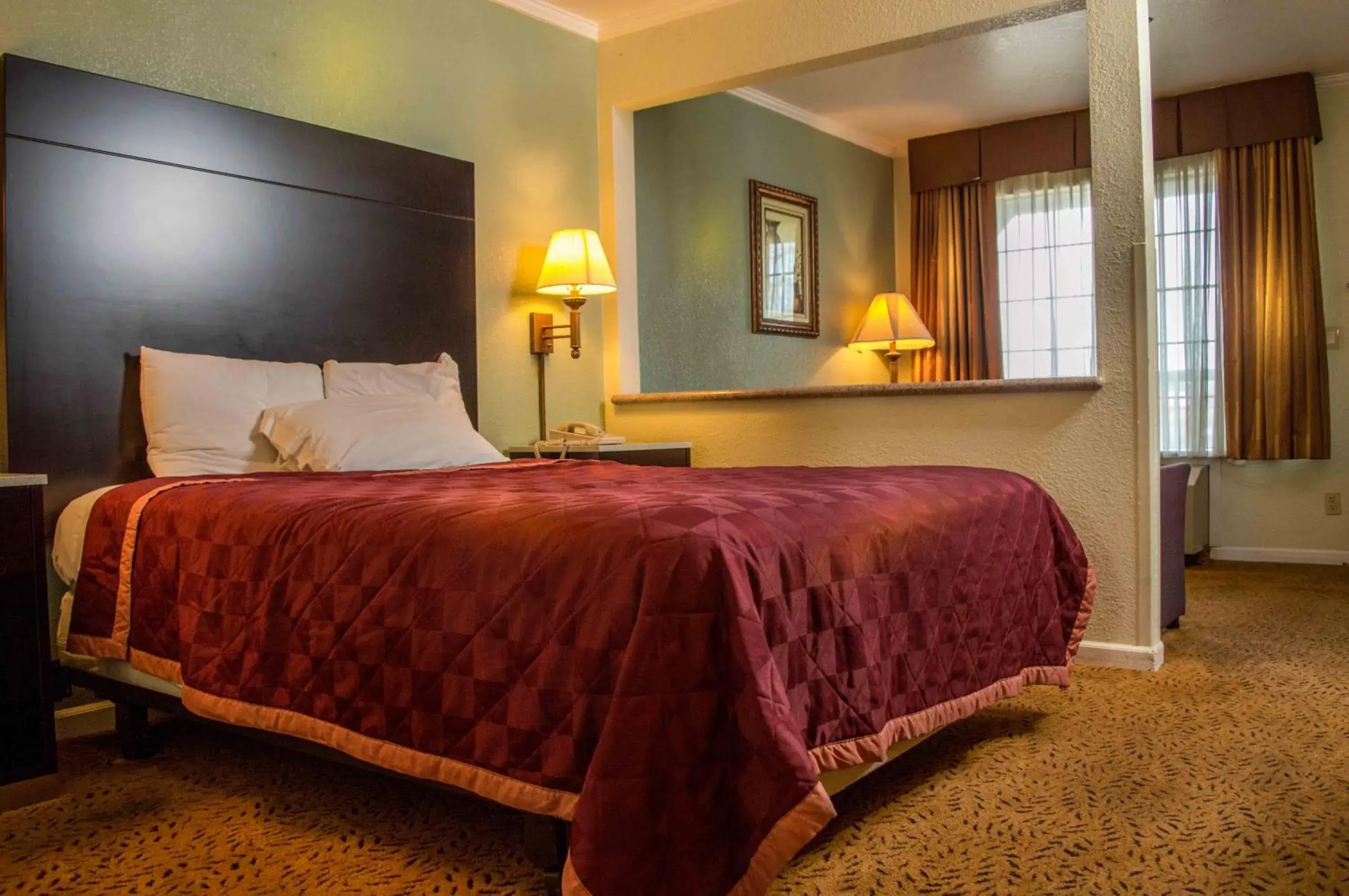 Bedroom in Executive Inn & Suites Sacramento