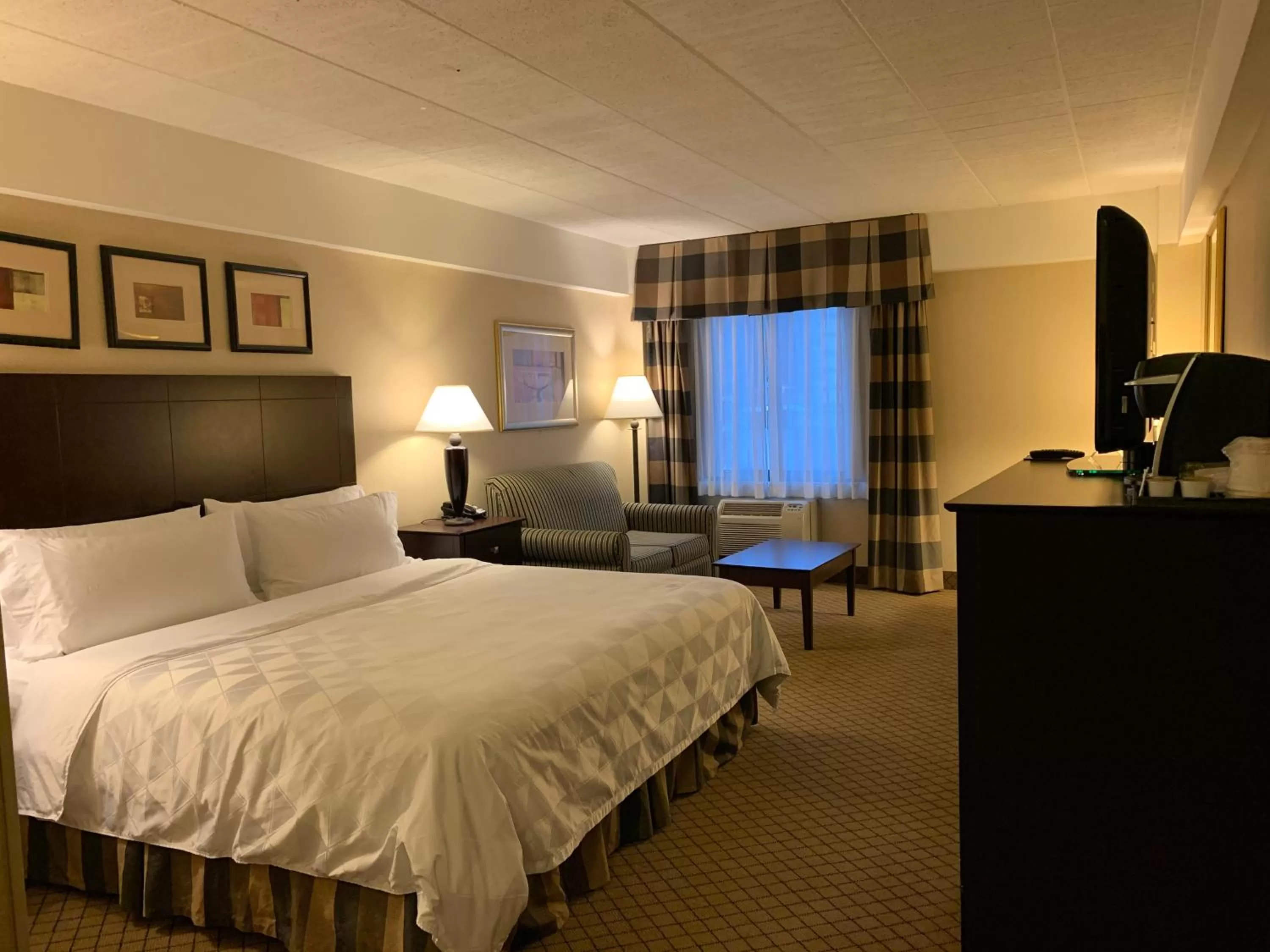 Photo of the whole room, Bed in Holiday Inn Johnstown-Downtown by IHG