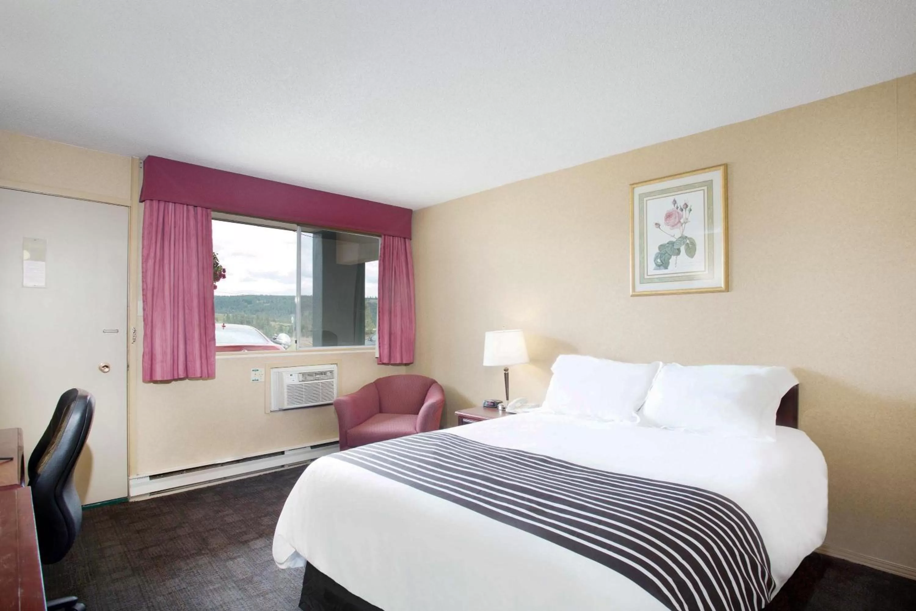 Photo of the whole room, Bed in Sandman Inn Princeton