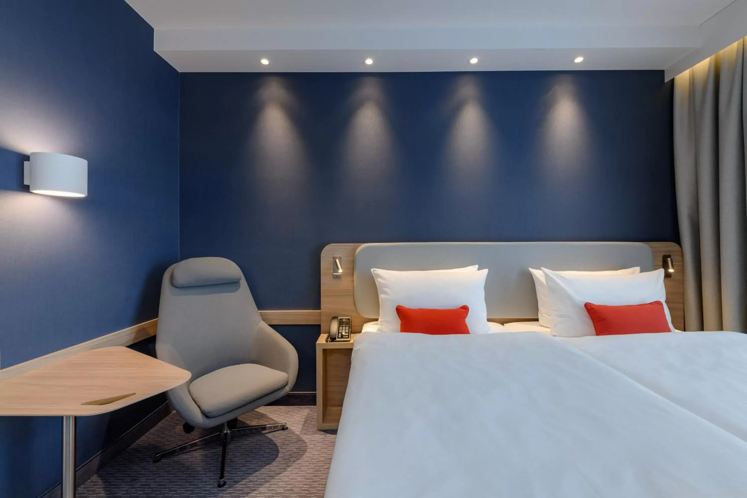 Photo of the whole room, Bed in Holiday Inn Express - Goettingen, an IHG Hotel