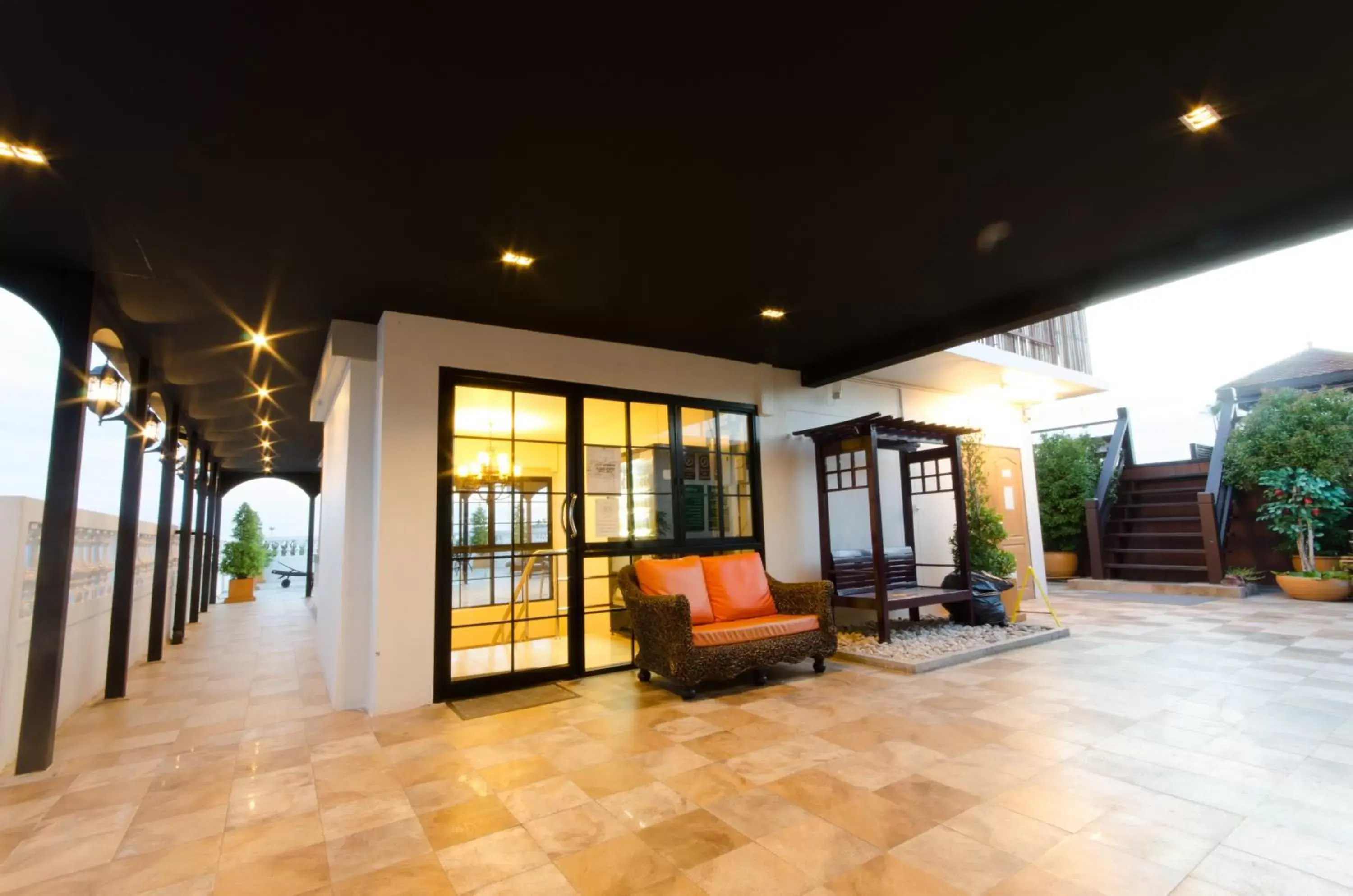 Patio, Lobby/Reception in Khaosan Palace Hotel - SHA Extra Plus