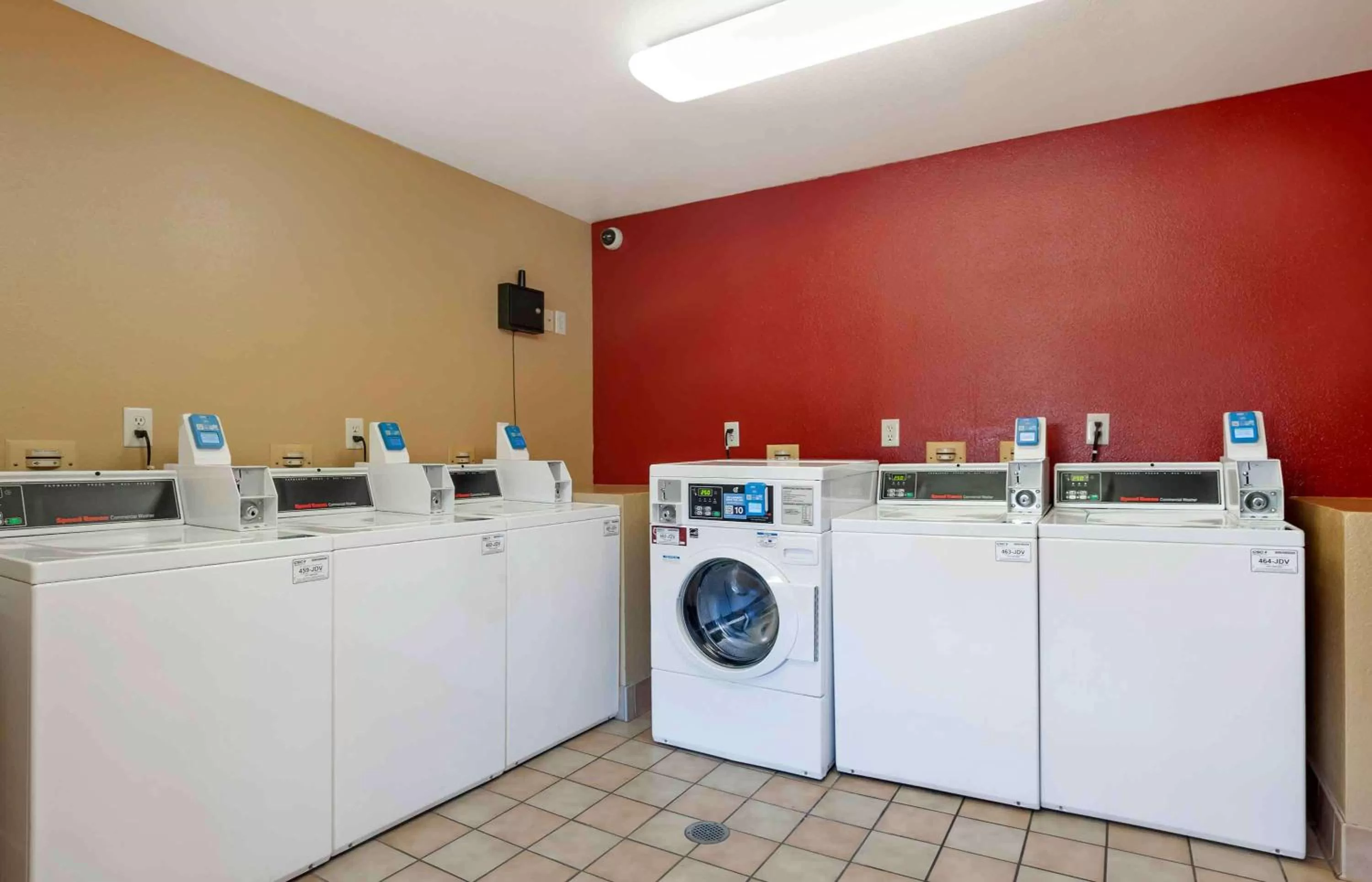 Property building in Extended Stay America Suites - San Diego - Sorrento Mesa