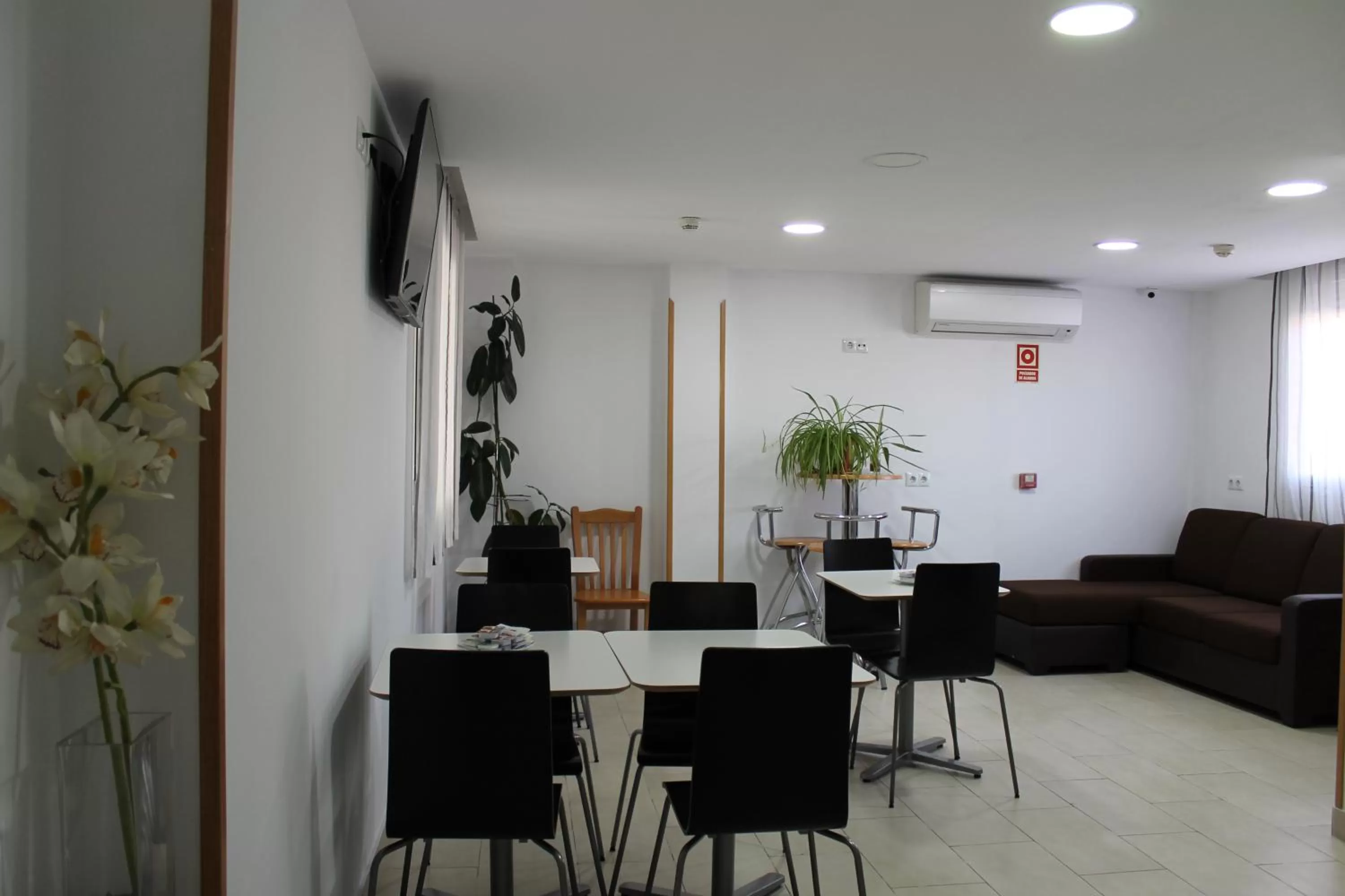 Living room in Hotel Barajas Plaza