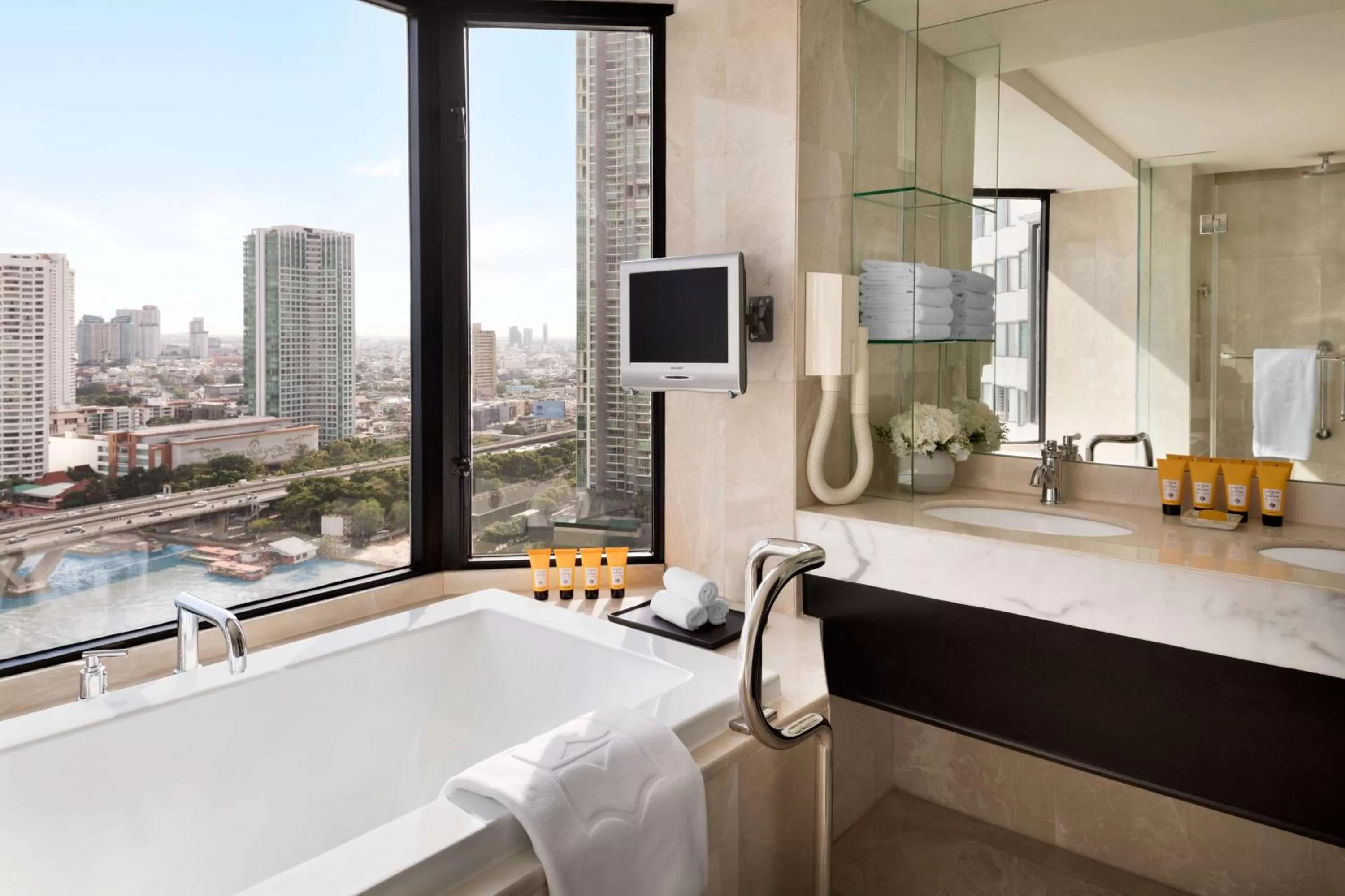 Bathroom, Bed in Shangri-La Bangkok