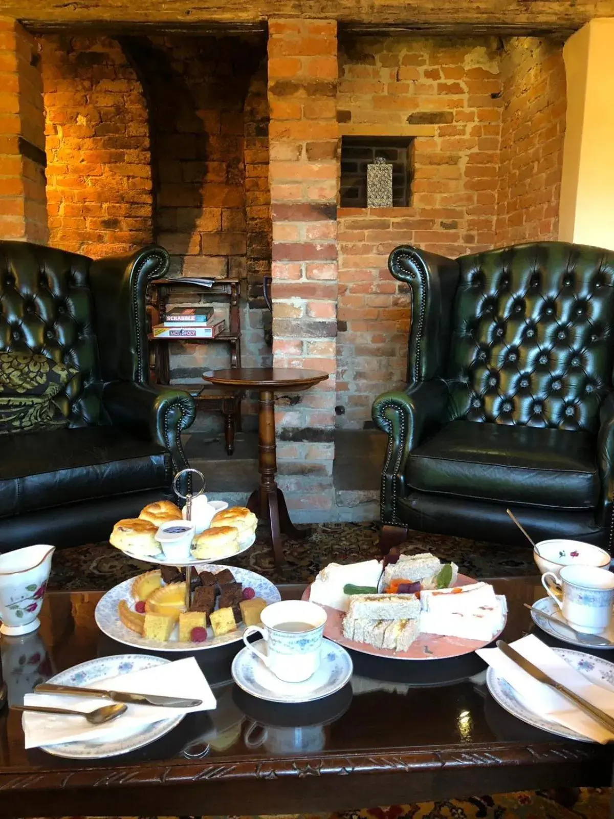 Lounge or bar in The Cottage Hotel