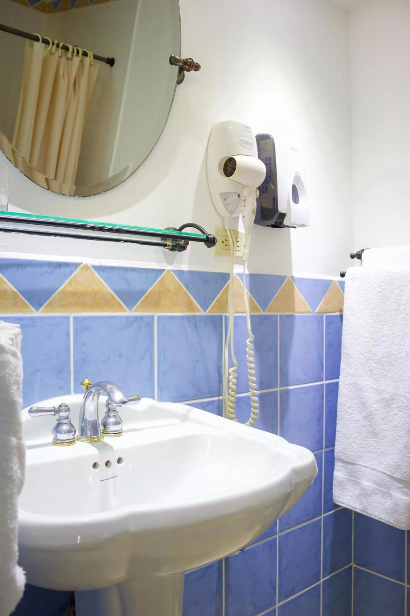 Bathroom in Hotel Victoriano