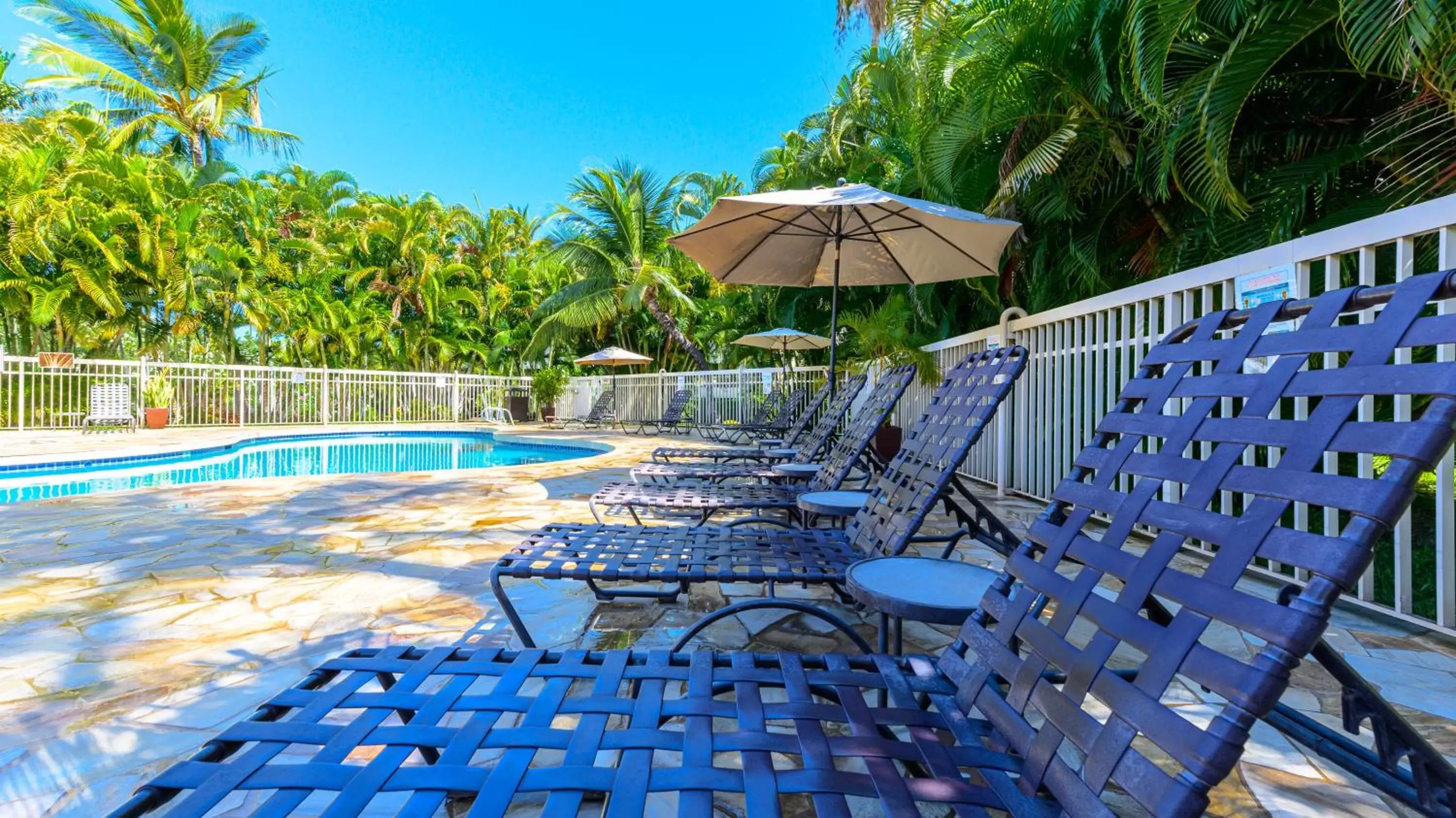 Swimming Pool in Castle Maui Banyan