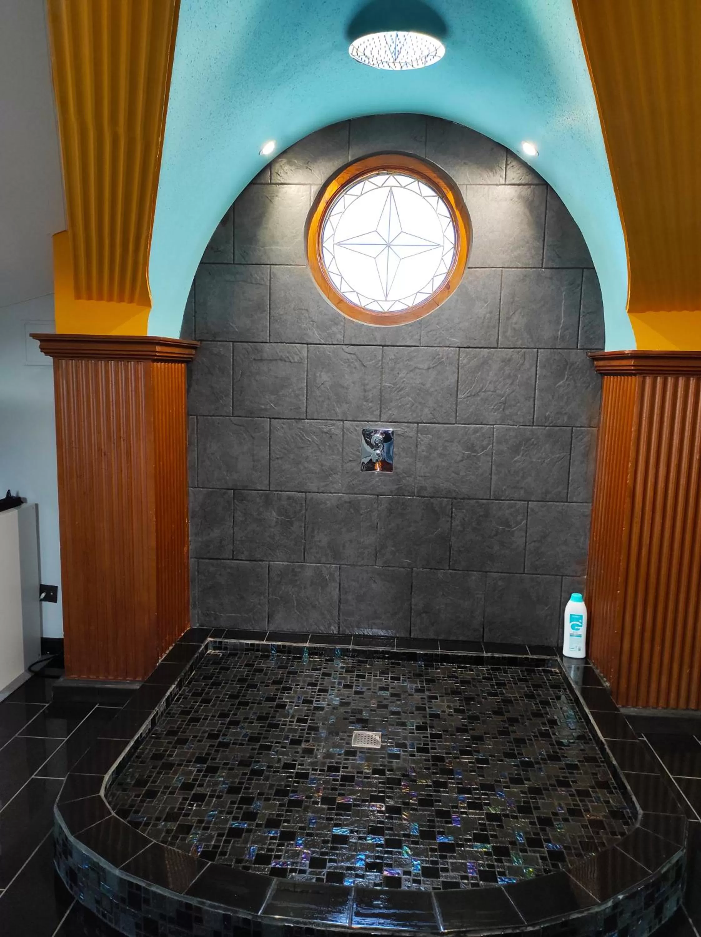 Shower in Apartamentos Gaudi Style