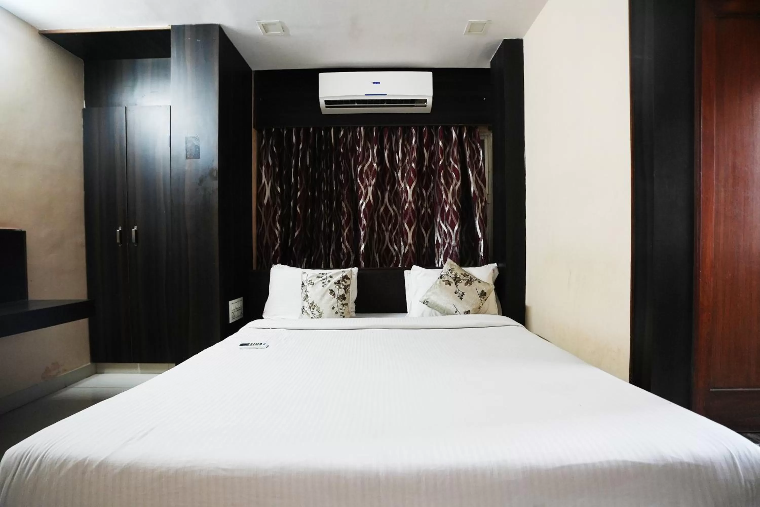 Bed in Hotel Madurai