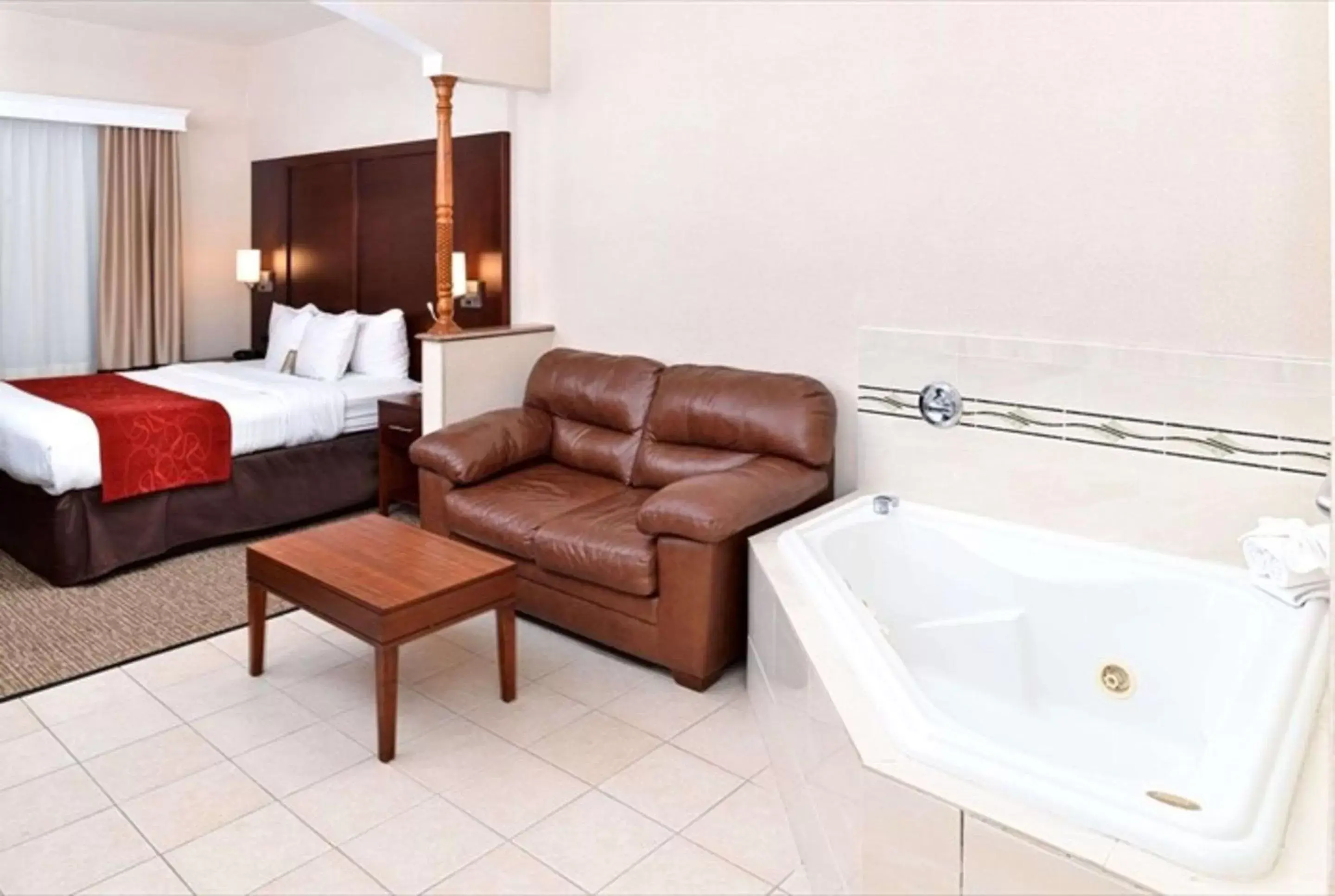 Hot Tub in Comfort Suites Redlands