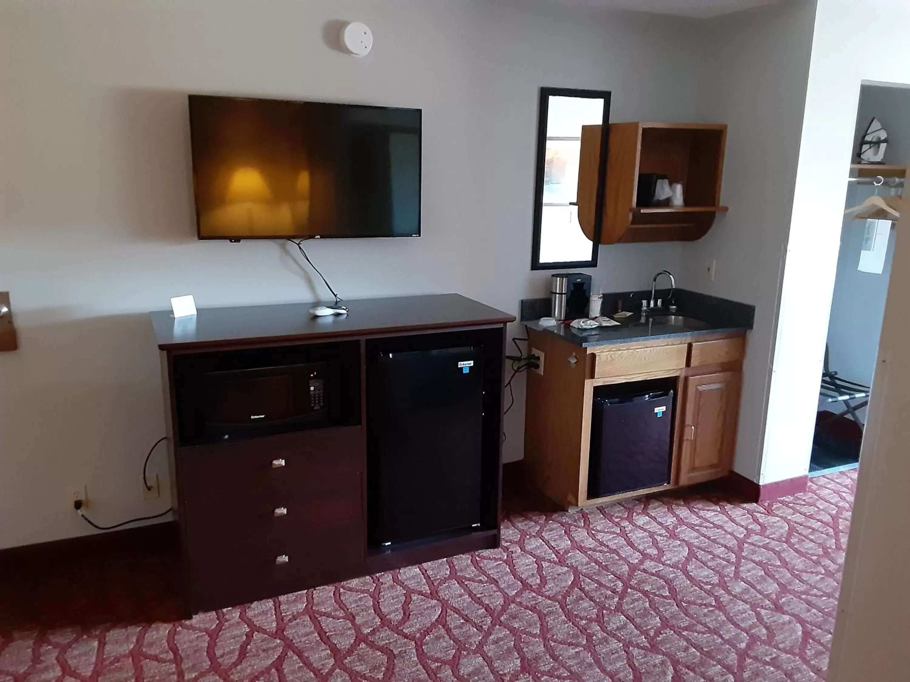 TV and multimedia, TV/Entertainment Center in Boarders Inn & Suites by Cobblestone Hotels - Superior/Duluth