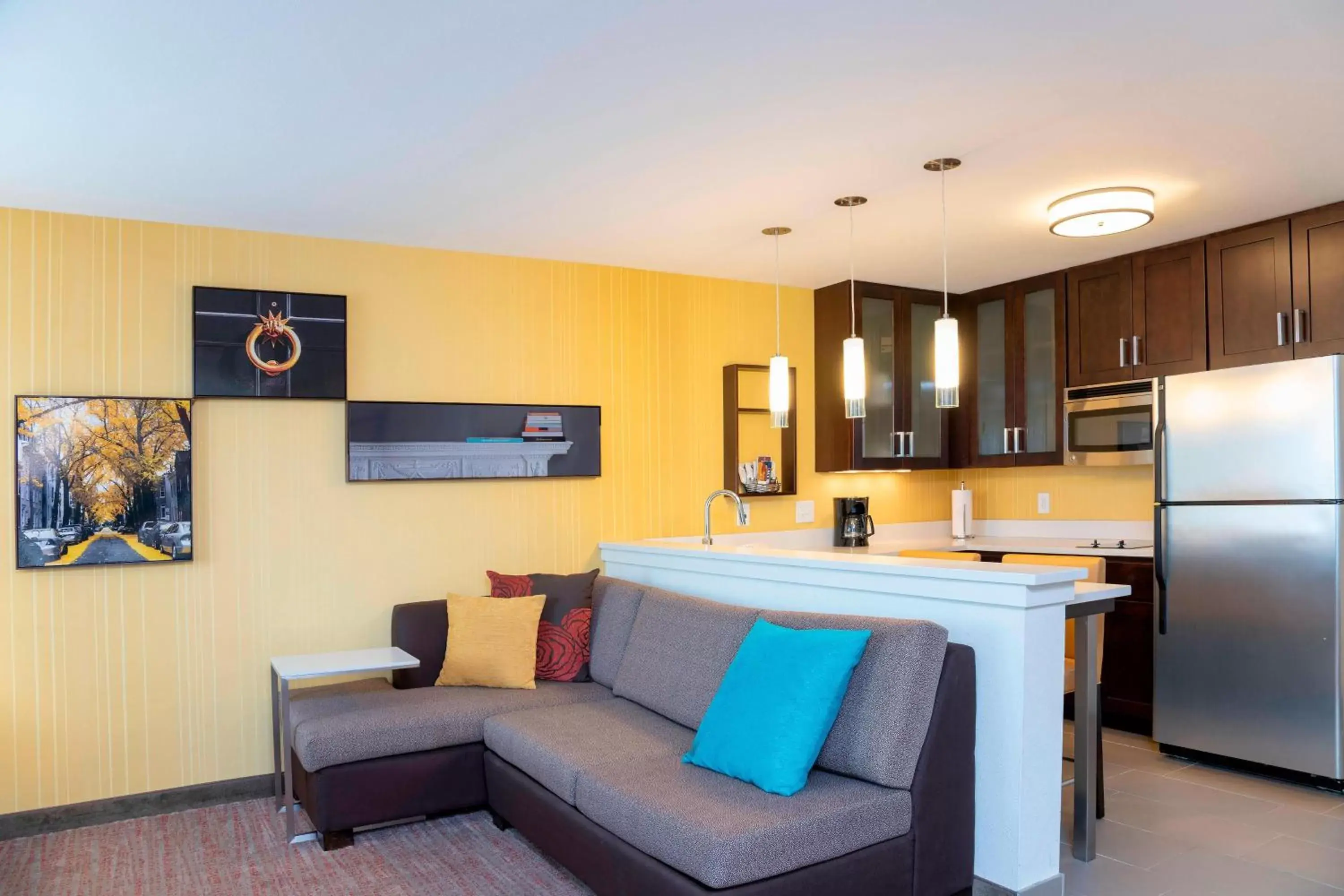 Living room, Kitchen/Kitchenette in Residence Inn by Marriott Akron South/Green