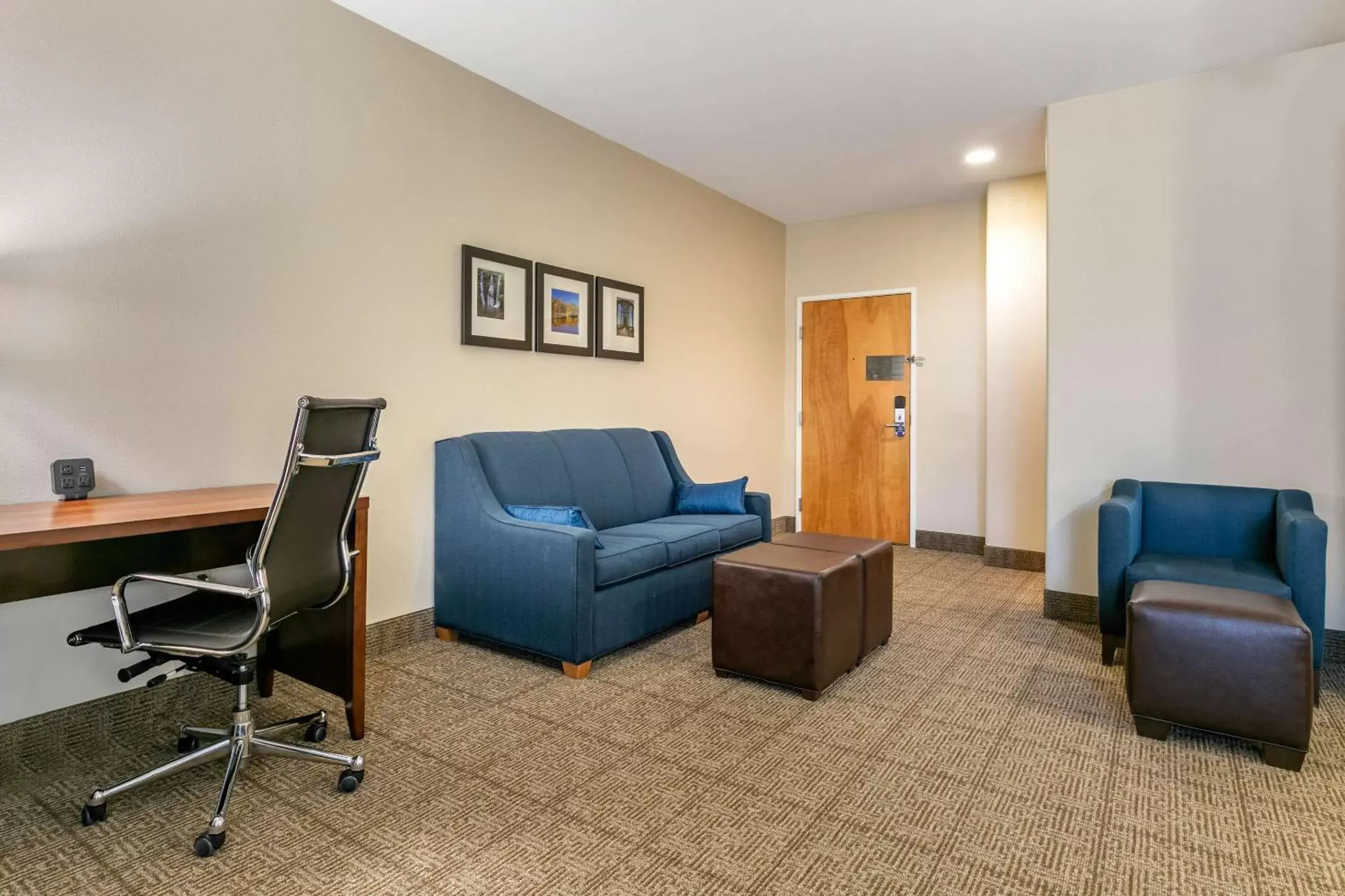 Photo of the whole room, Seating Area in Comfort Suites Batesville