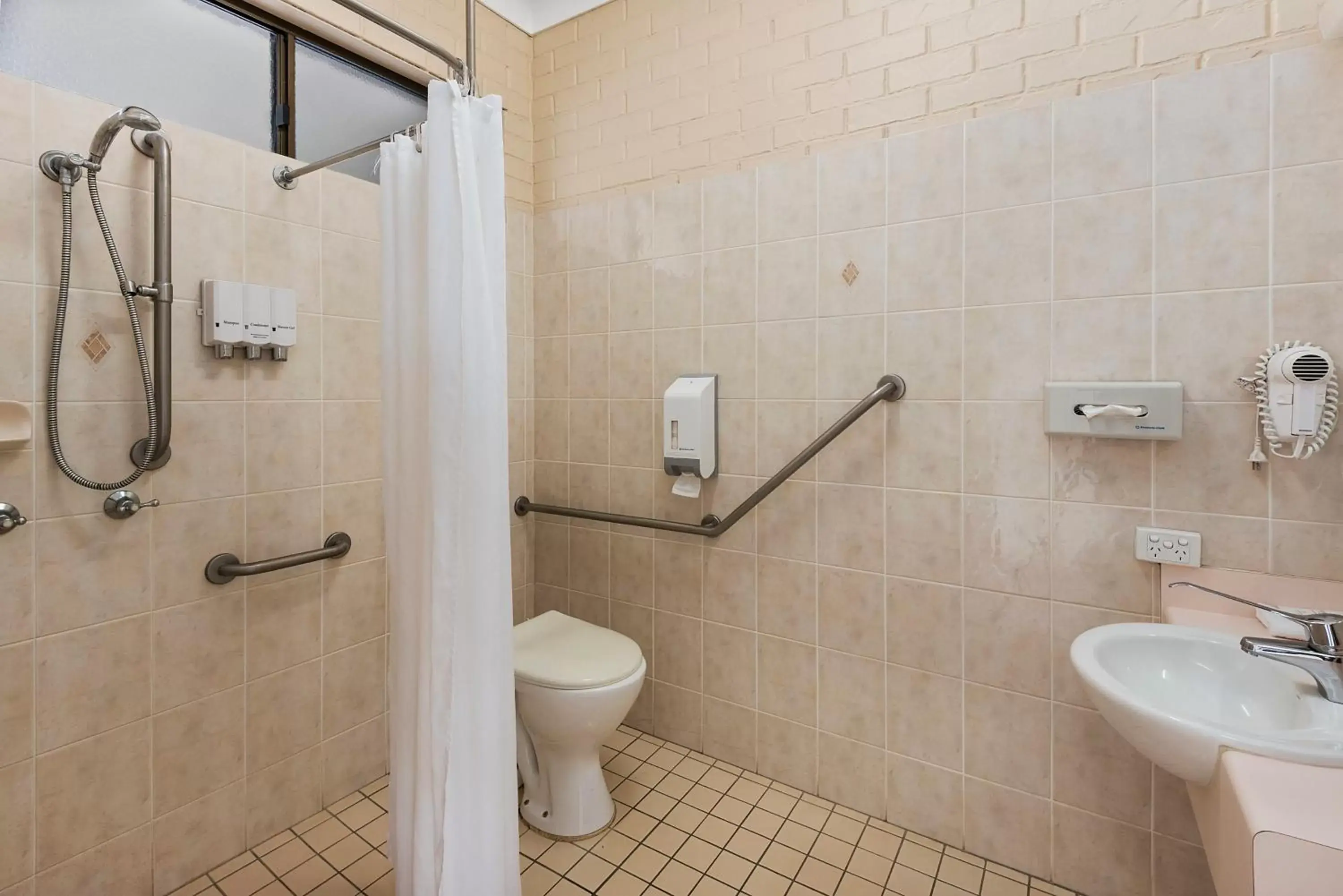 Facility for disabled guests, Bathroom in Comfort Inn Glenfield