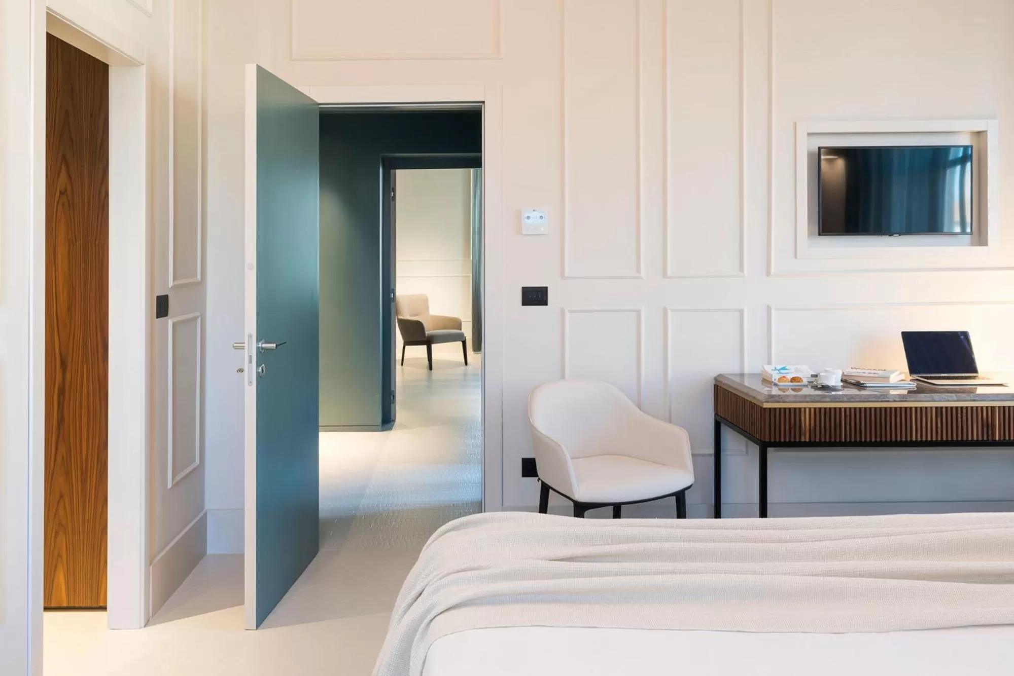 Photo of the whole room, Bed in Byssus Suites