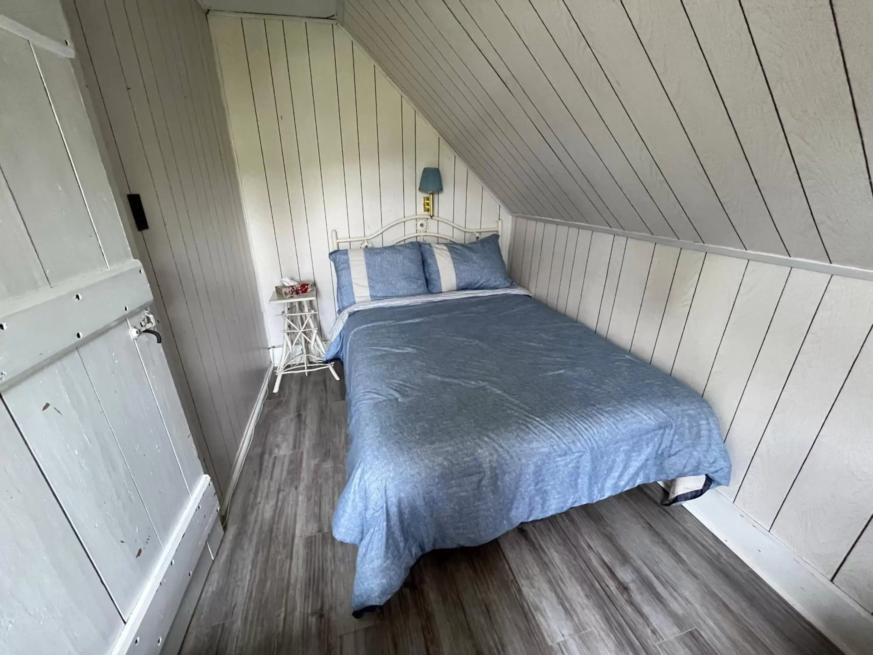 Bed in Alma Shore Lane Suites & Cottages