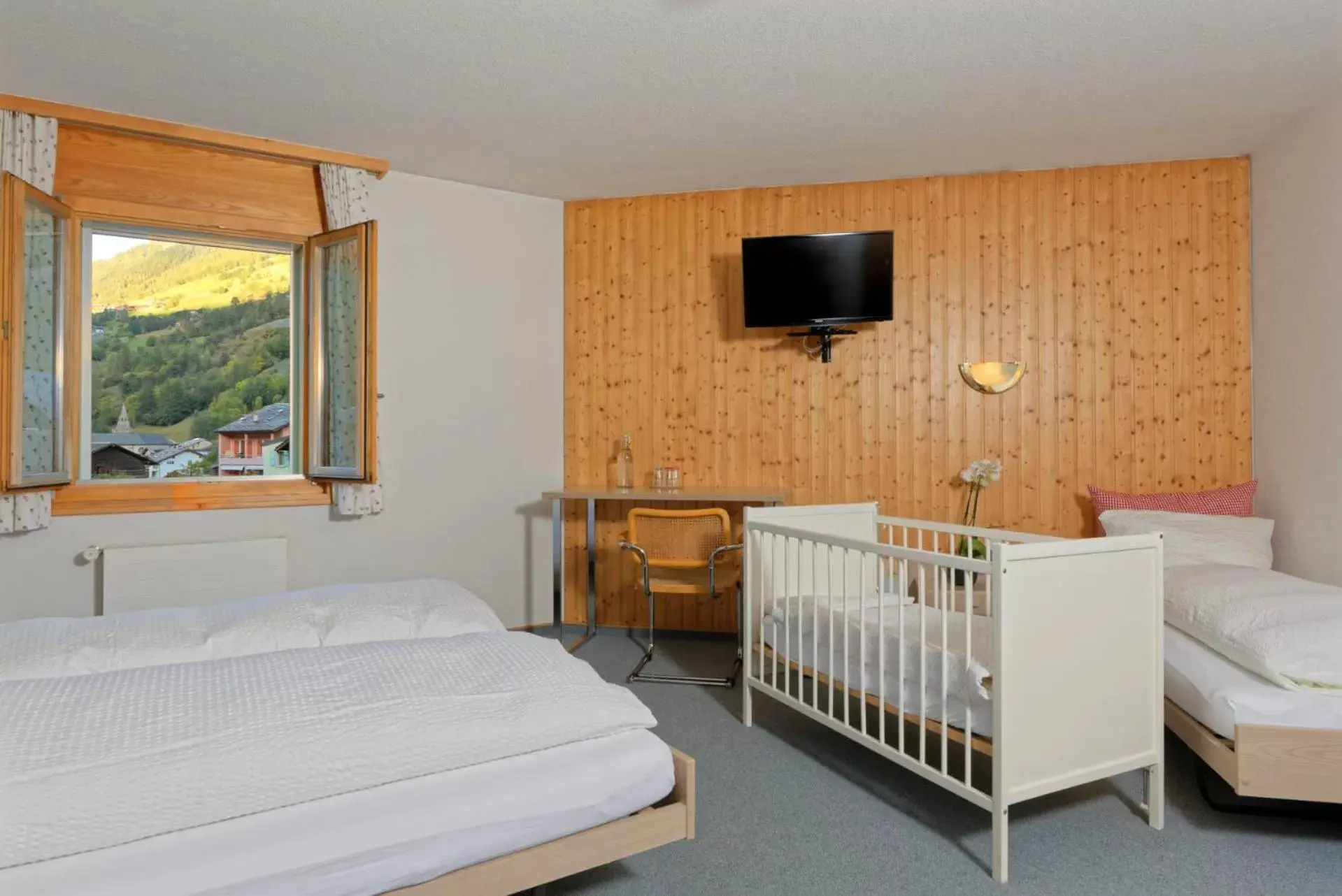 Triple Room with Private Bathroom in Hôtel Terminus Triple Room with Private Bathroom in Hôtel Terminus