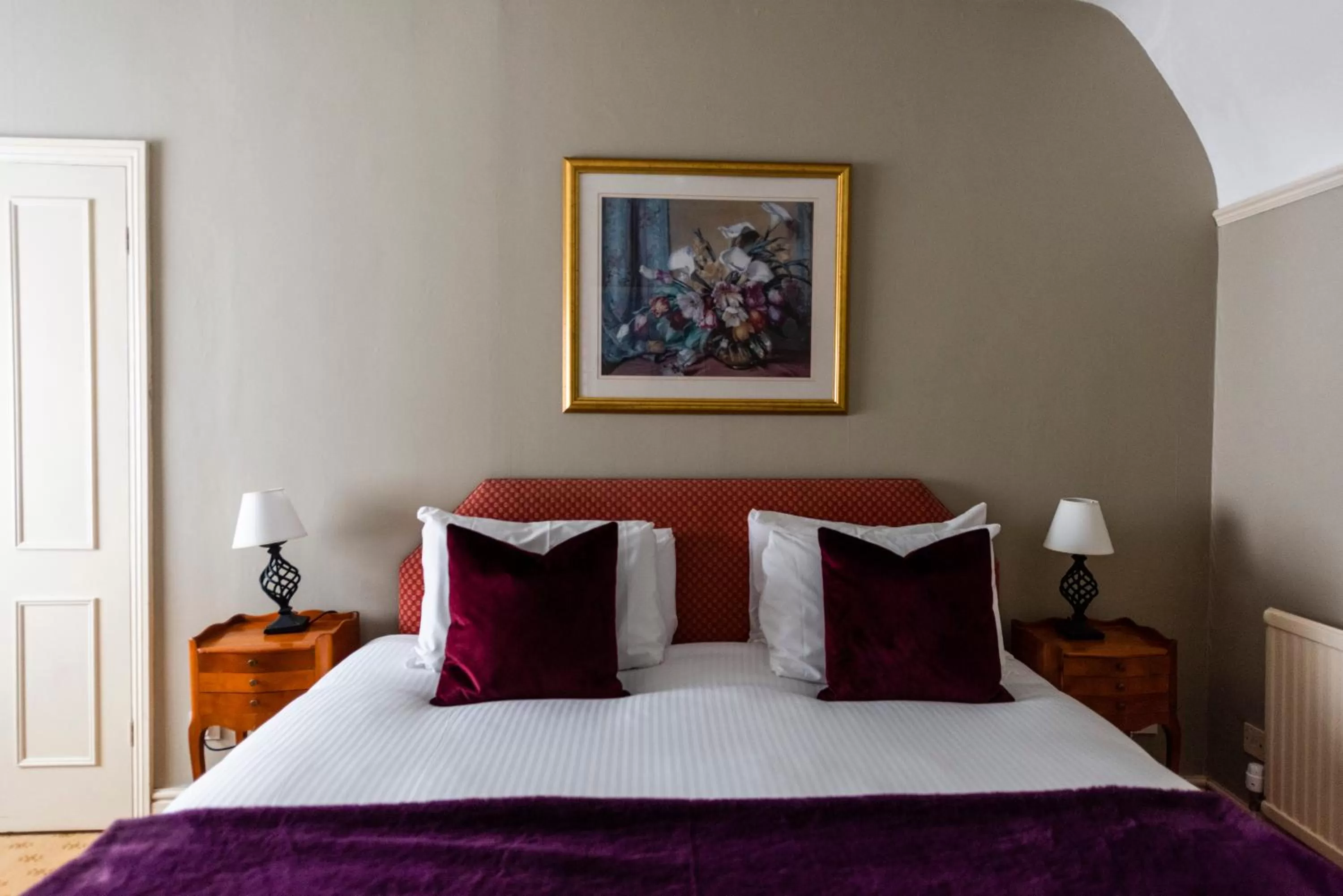 Bed in The Whipper-In Hotel