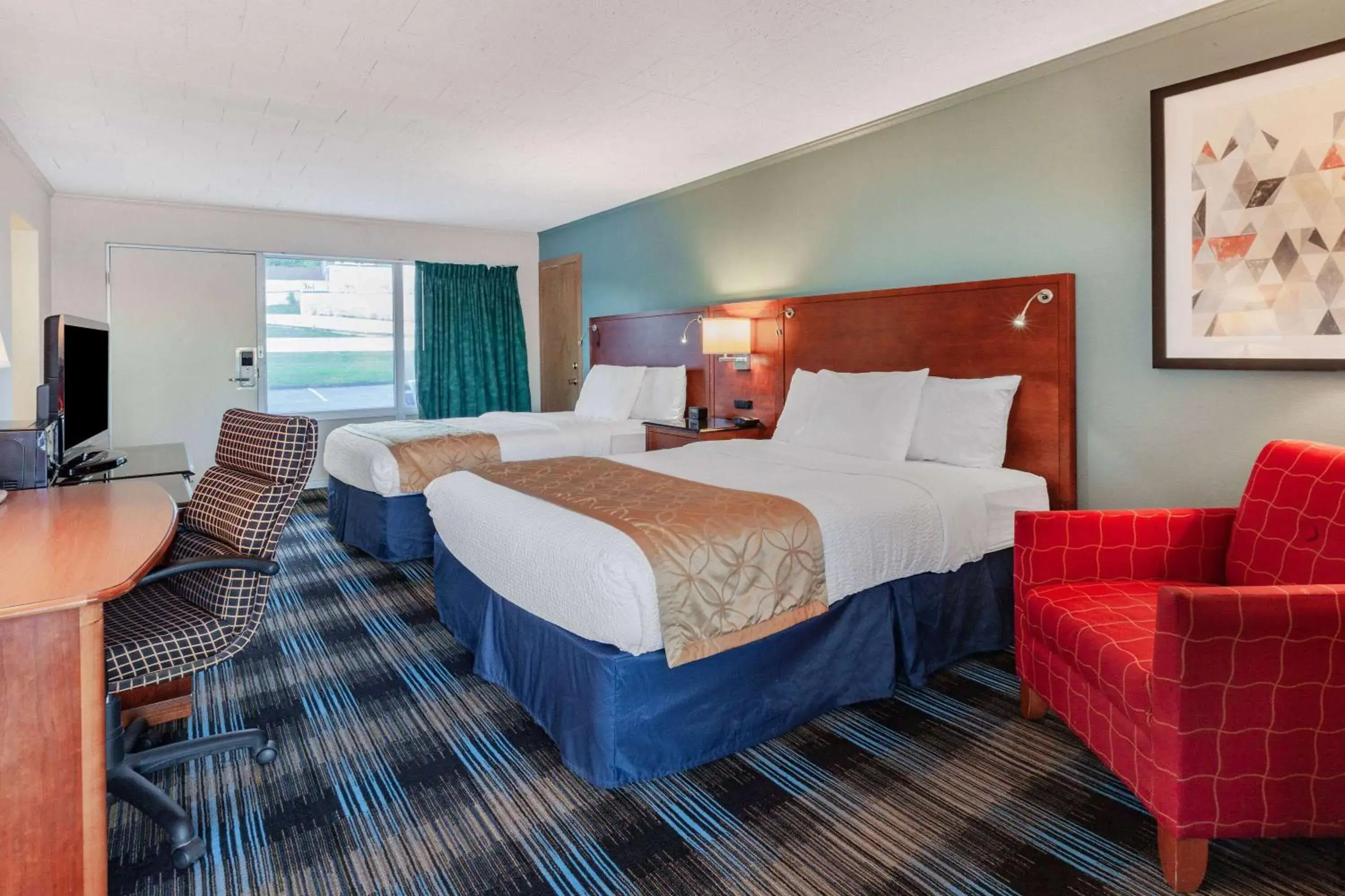 Bed in Days Inn & Suites by Wyndham St. Ignace Lakefront Bed in Days Inn & Suites by Wyndham St. Ignace Lakefront