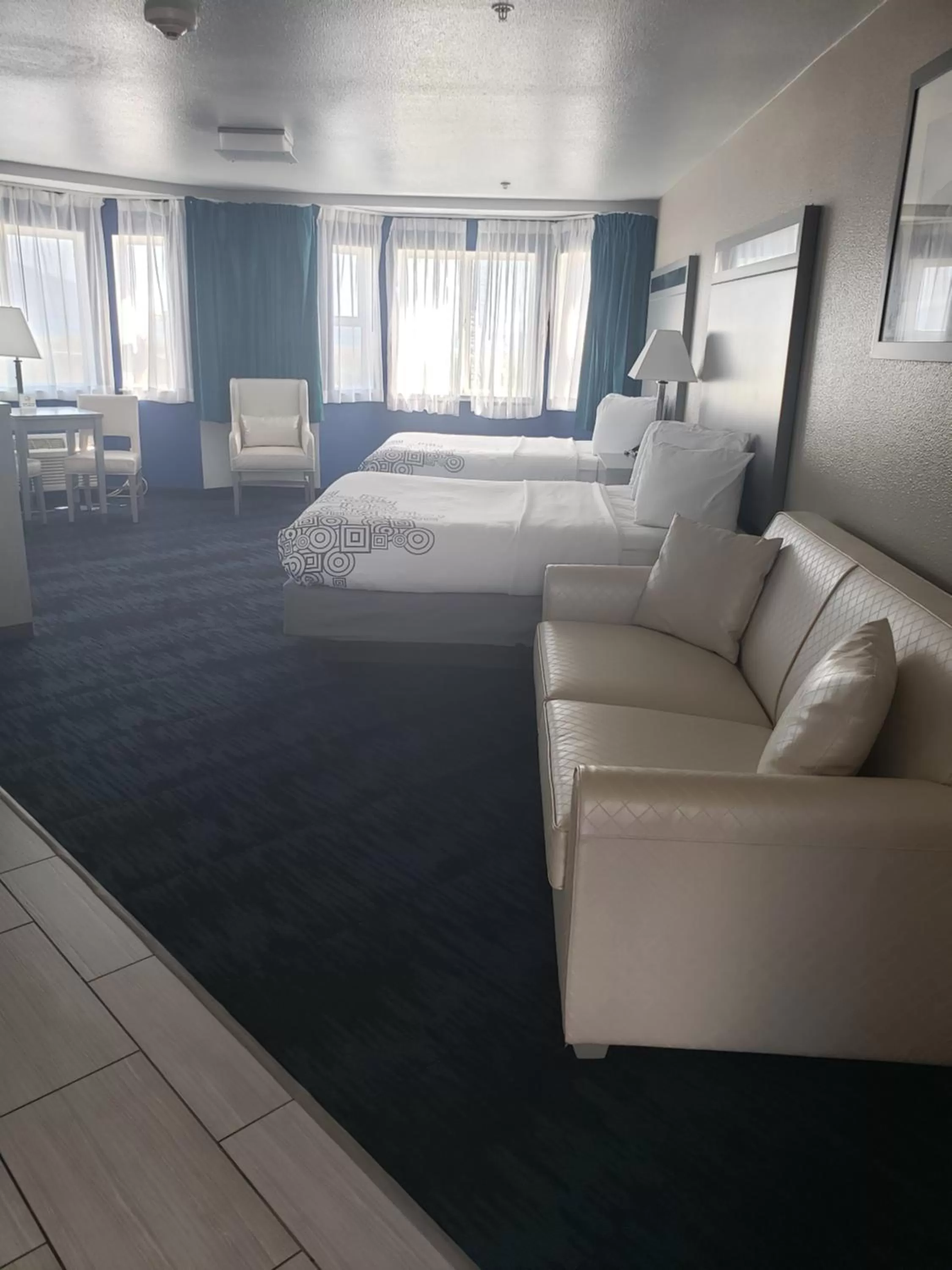 Photo of the whole room, Bed in Anchor Beach Inn