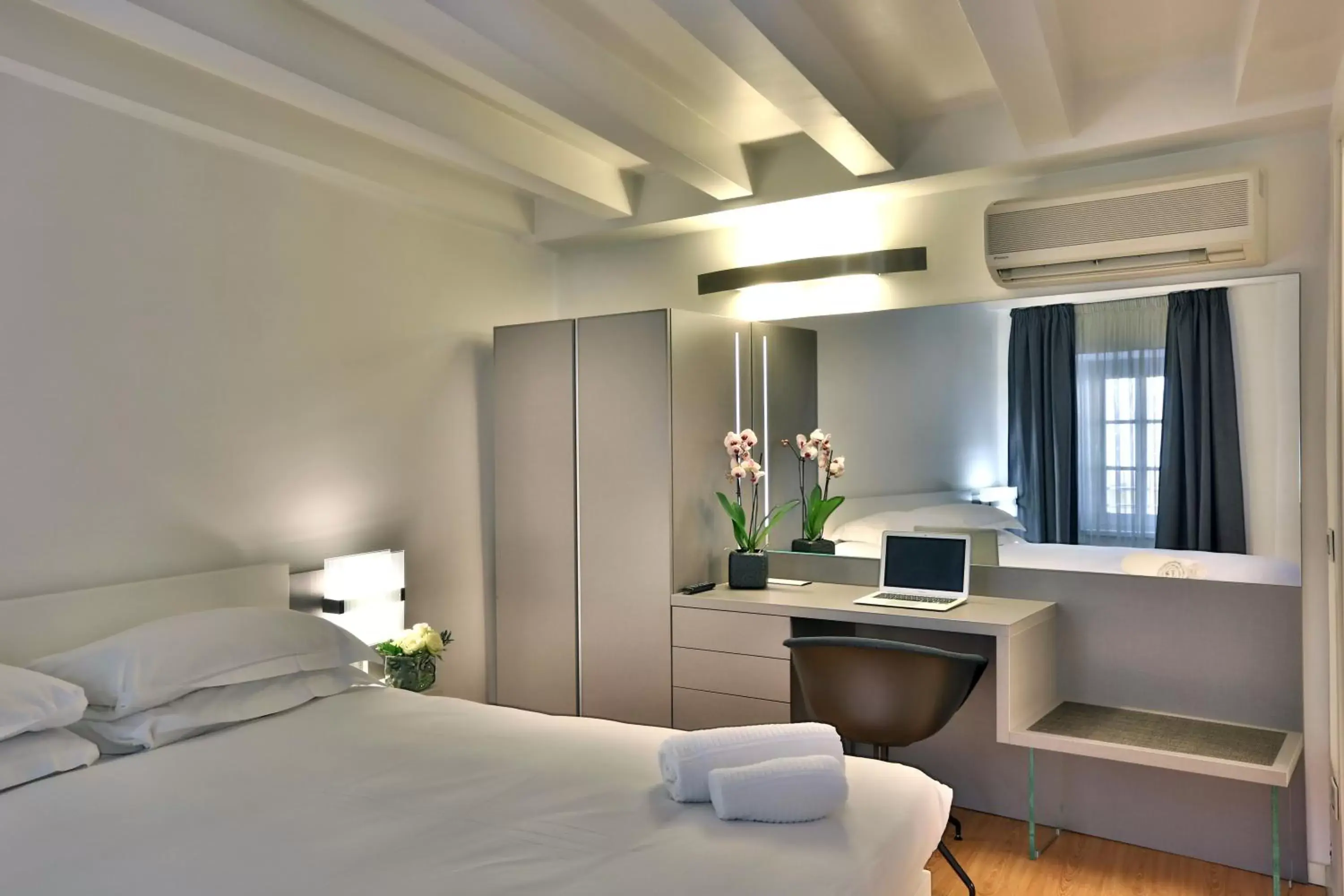 Double Room in Urban Hotel Design Double Room in Urban Hotel Design
